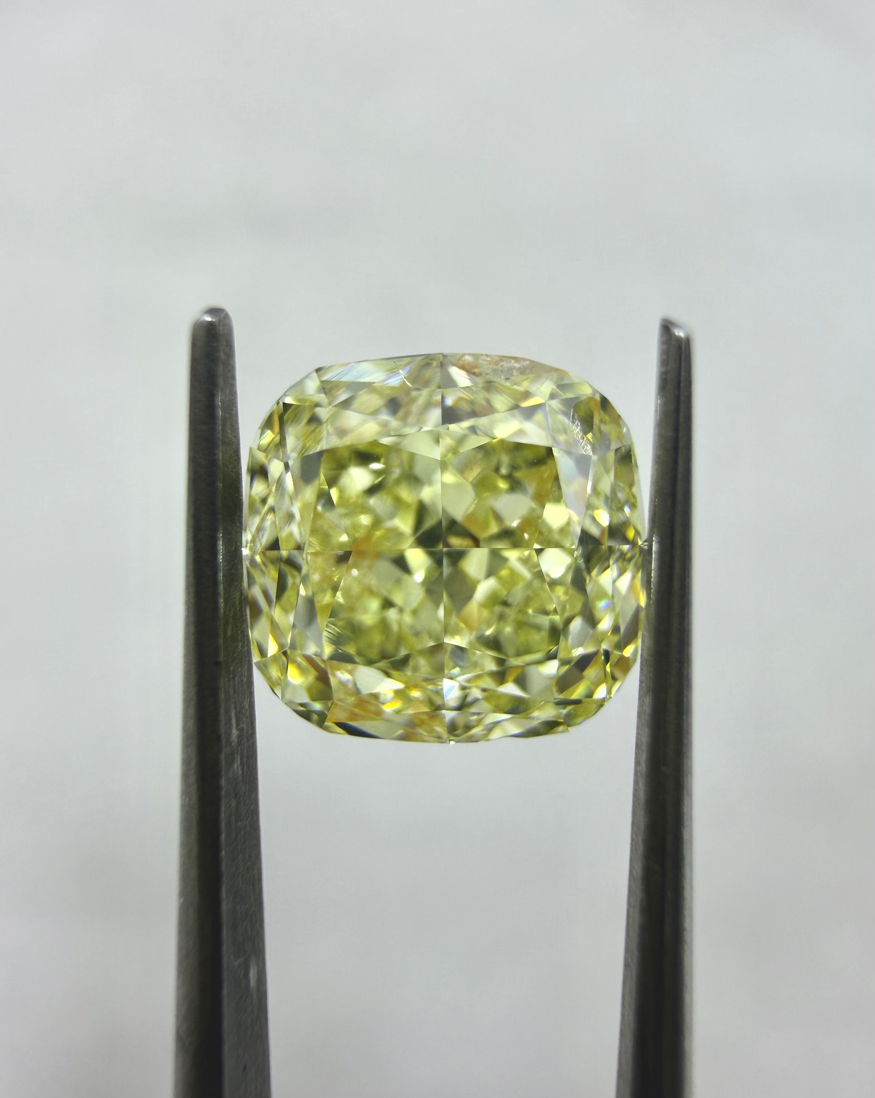 Diament 2.19 ct Fancy Light Yellow/SI2