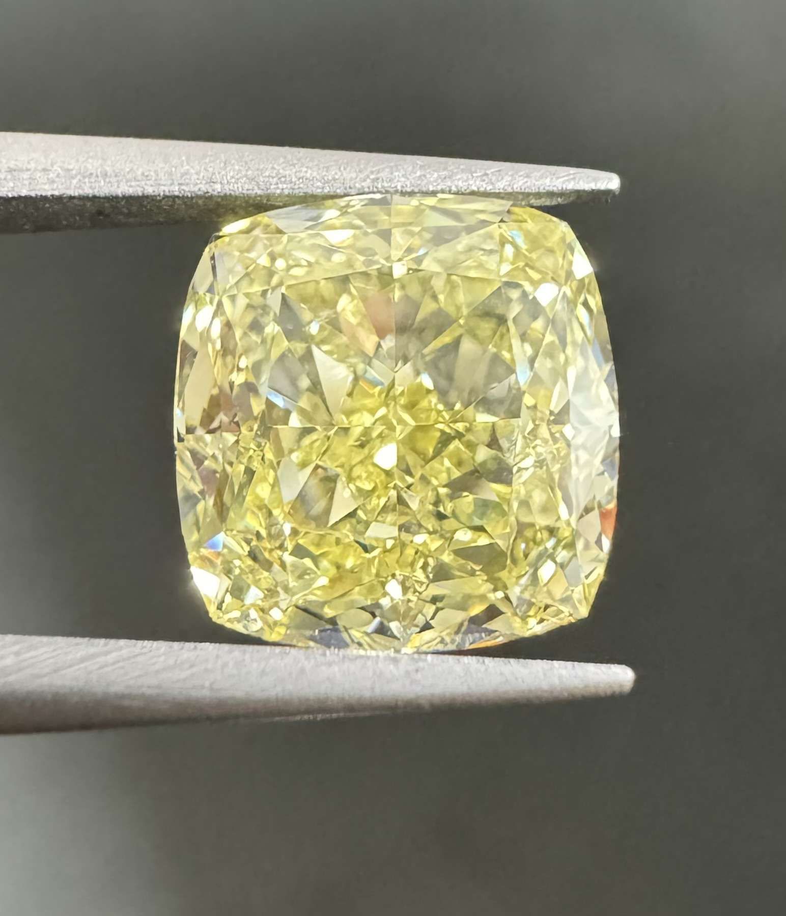 2.54 ct Cushion Brilliant diamond