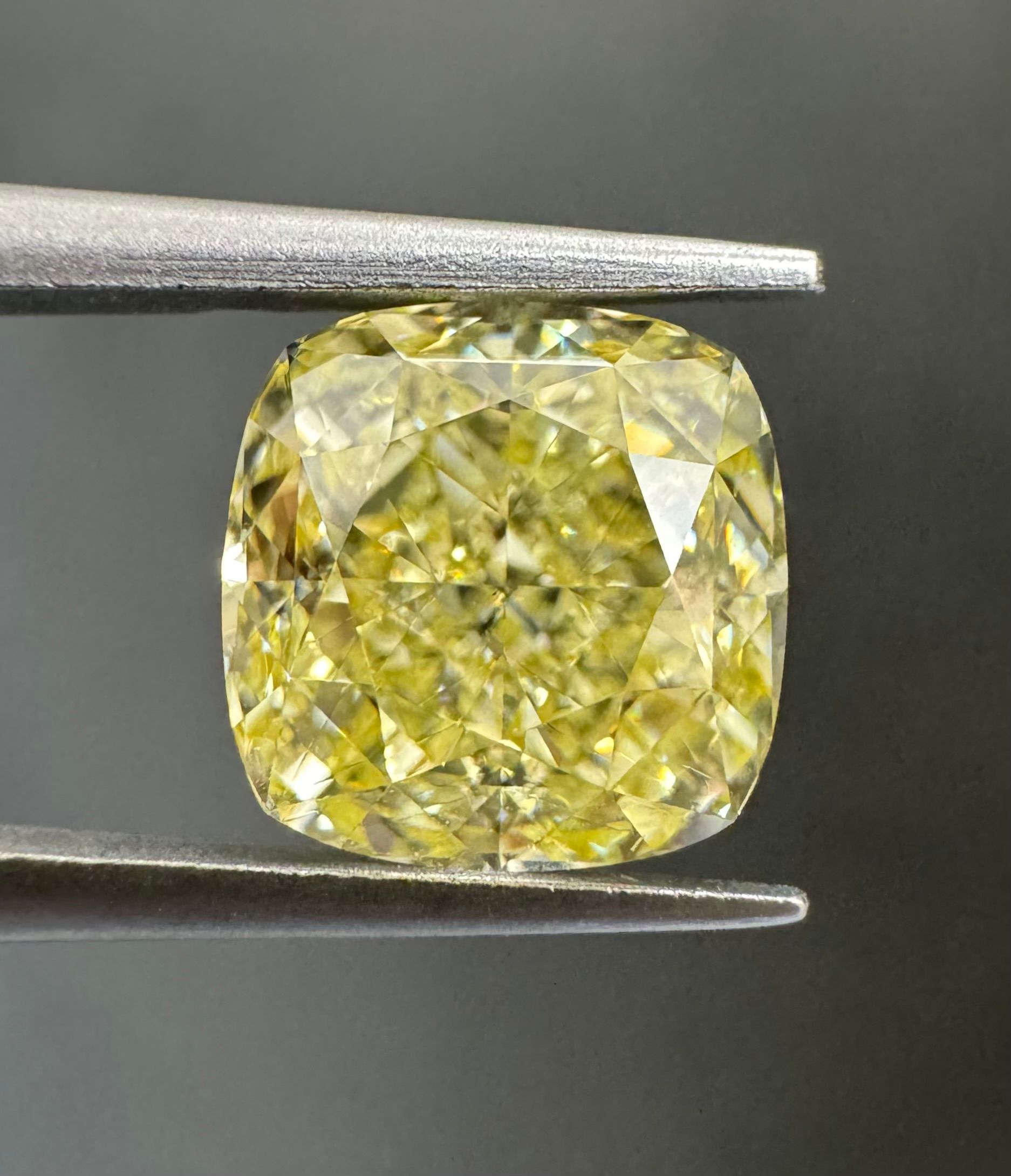 2.20 ct Cushion Brilliant diamond