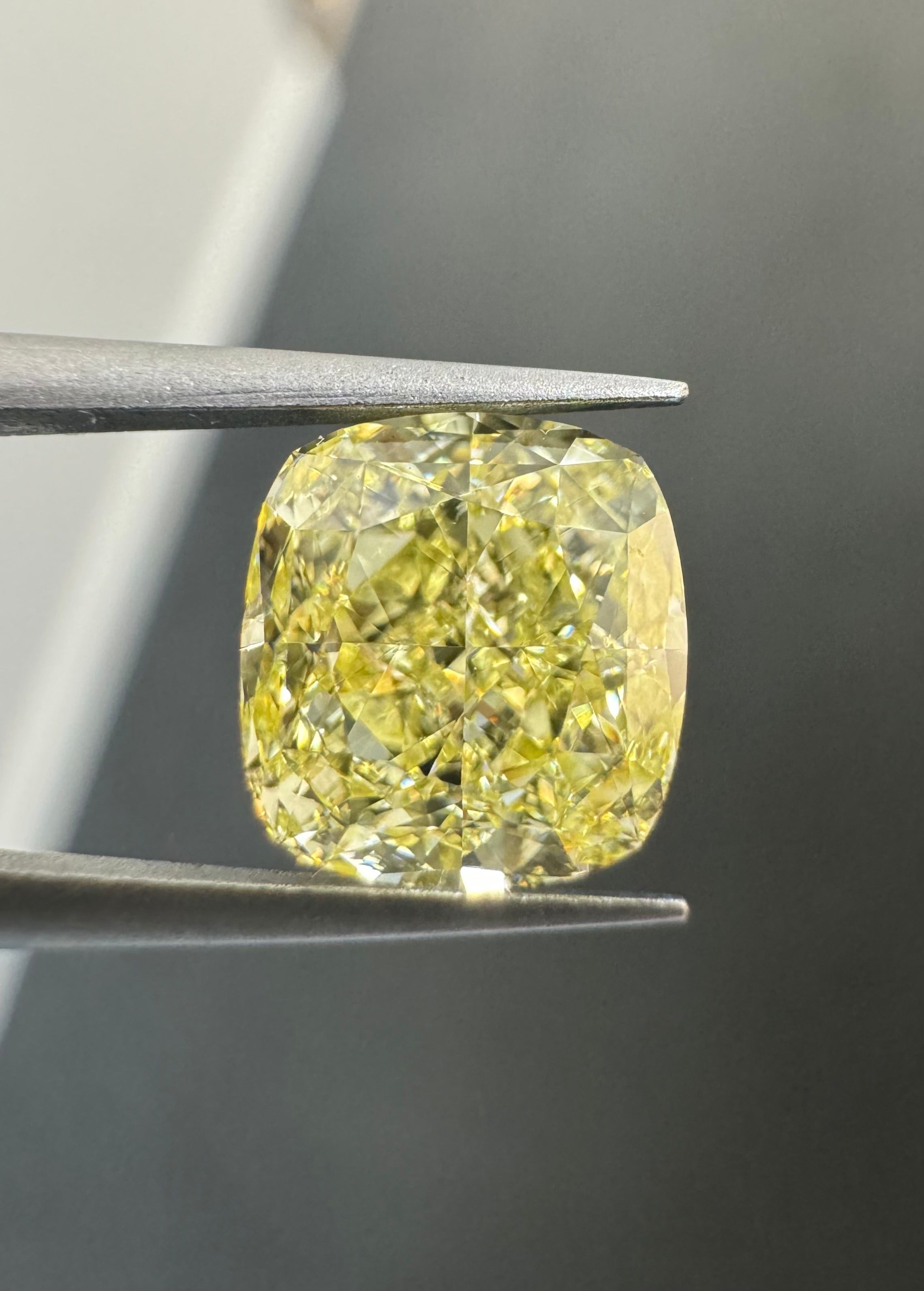 2.13 ct Cushion Brilliant diamond