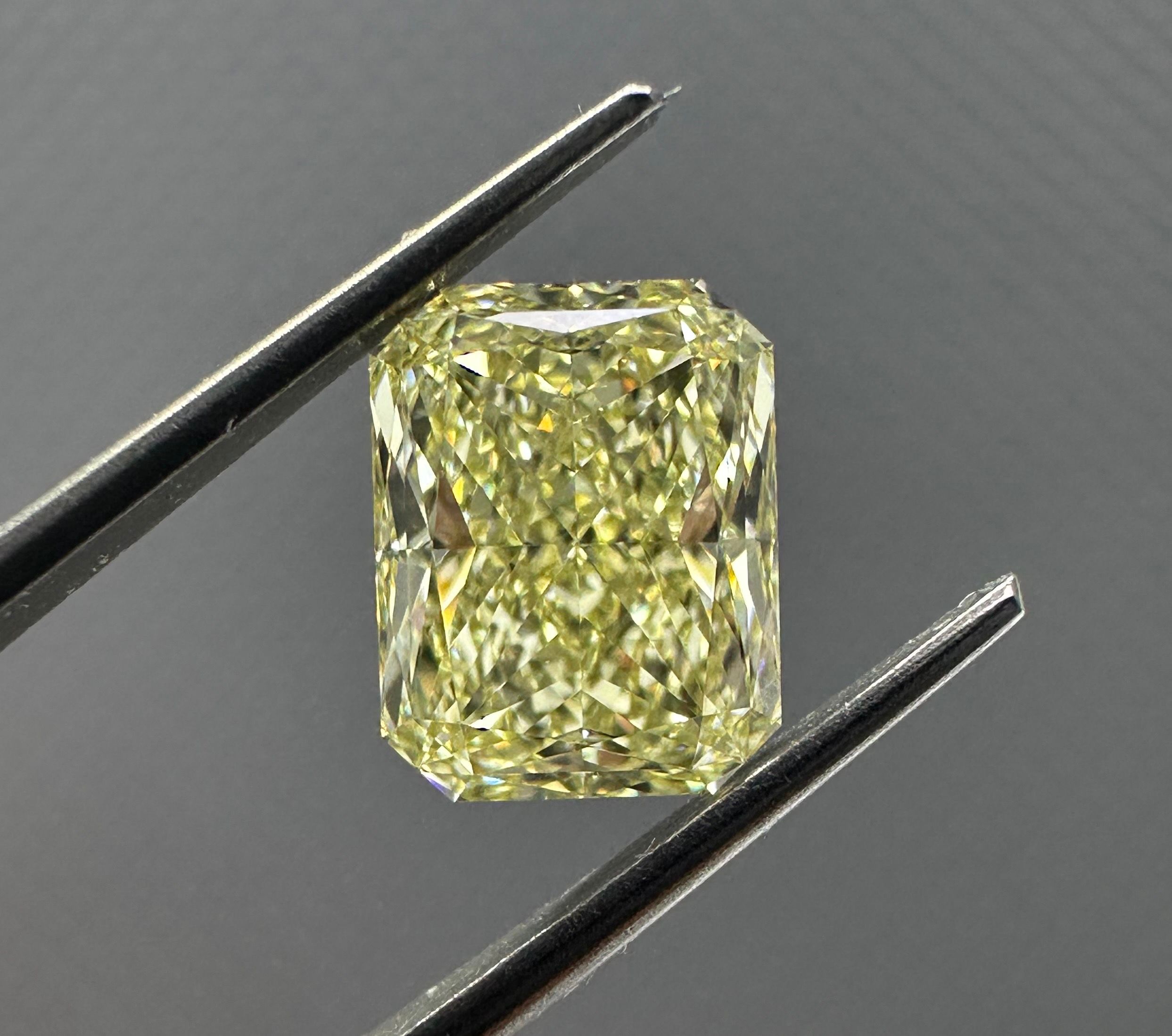 Diament 1.5 ct Fancy Light Yellow/VS2