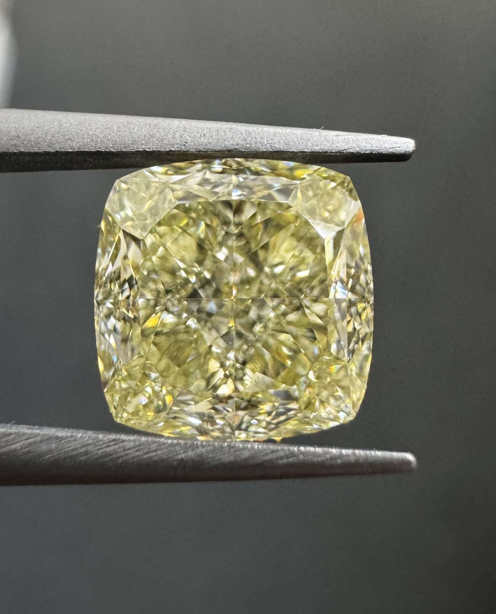2.36 ct Cushion Brilliant diamond