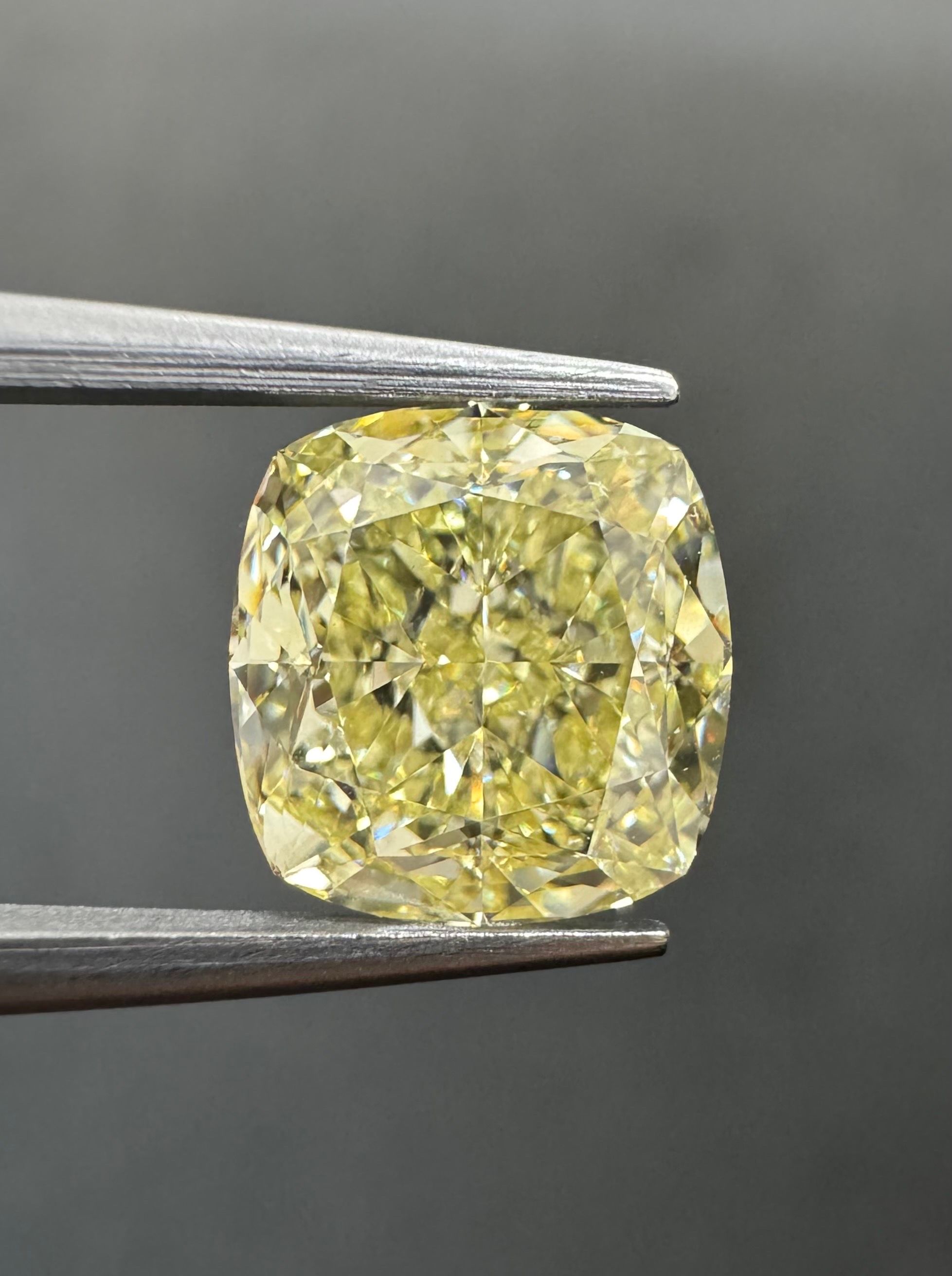 3.79 ct Cushion Brilliant diamond