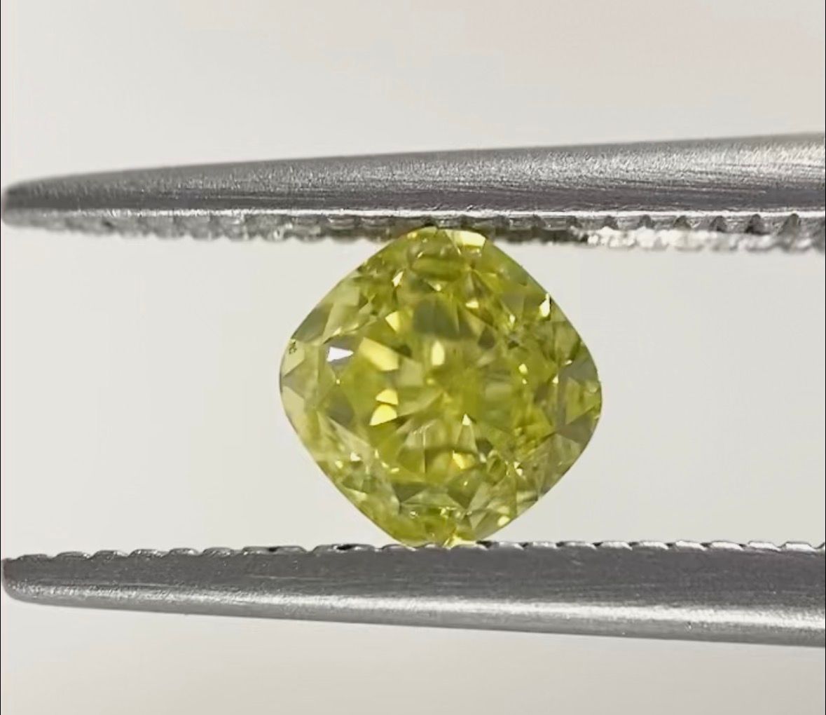 Diament 0.77 ct Fancy Intense Greenish Yellow/VS1