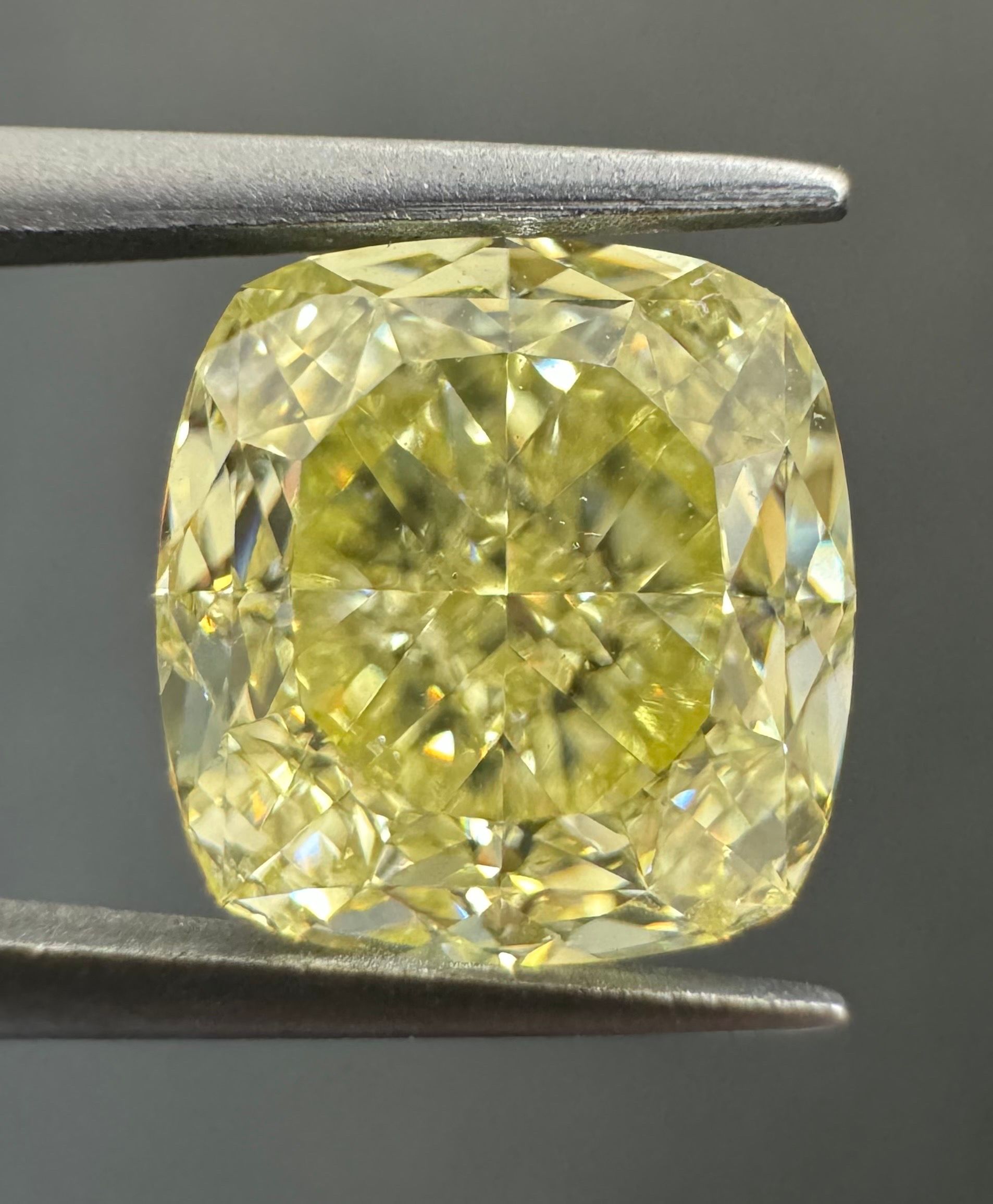 2.95 ct Cushion Brilliant diamond