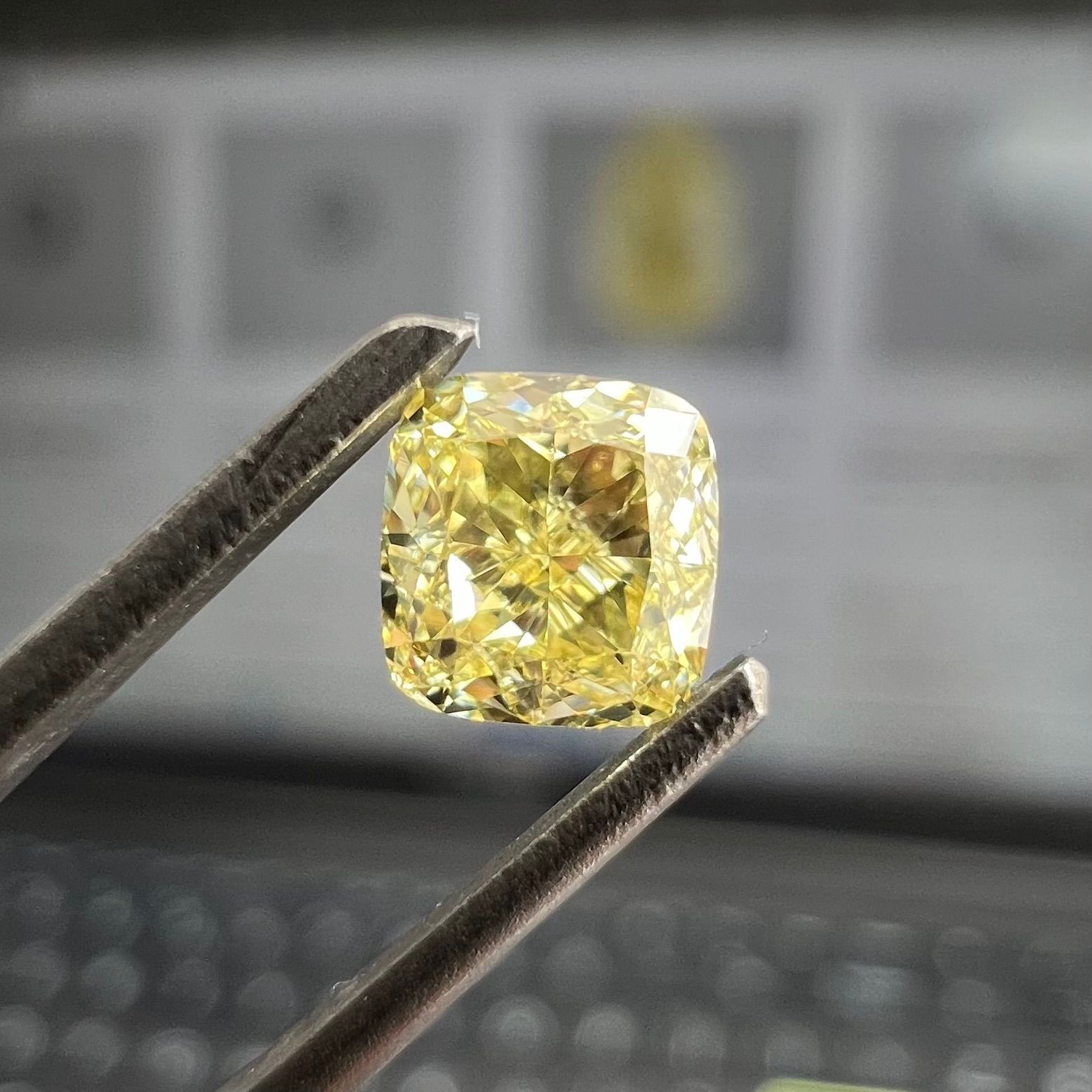 Diament 0.52 ct Fancy Yellow/SI2