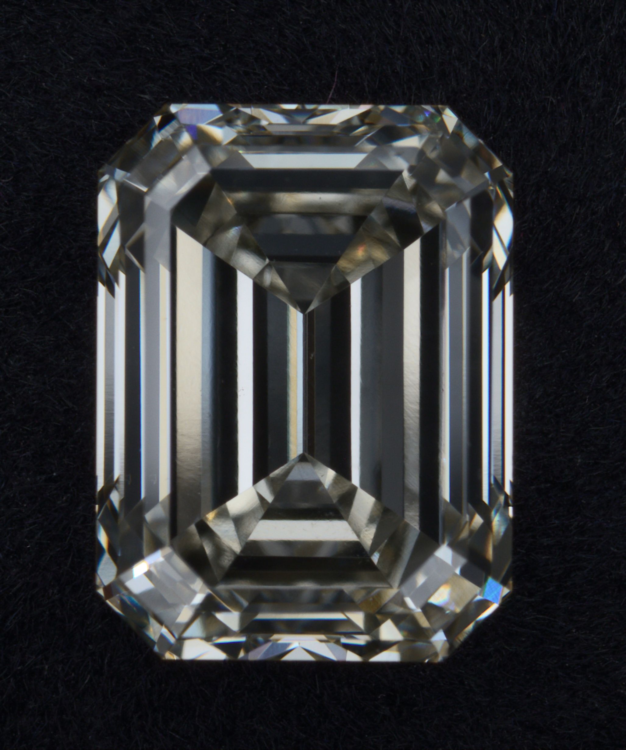 3.02 ct Emerald diamond