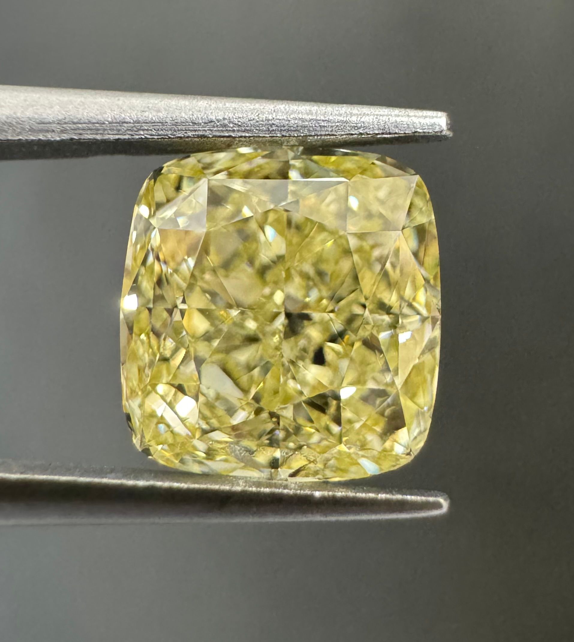 2.05 ct Cushion Brilliant diamond