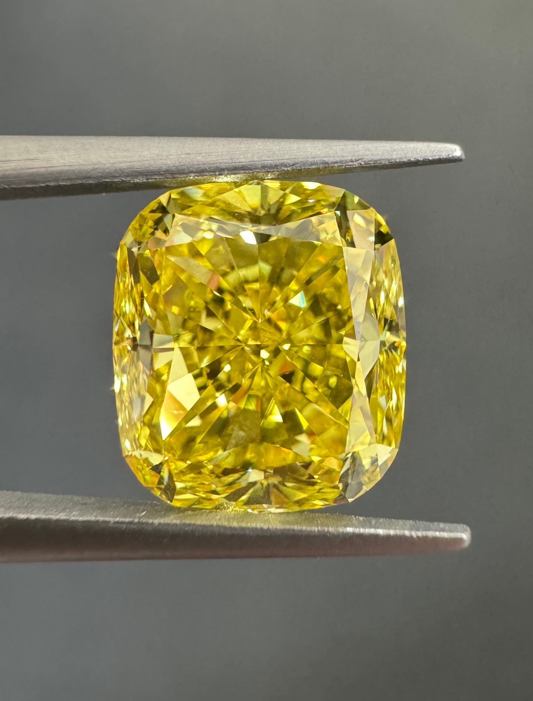 2.85 ct Cushion Brilliant diamond