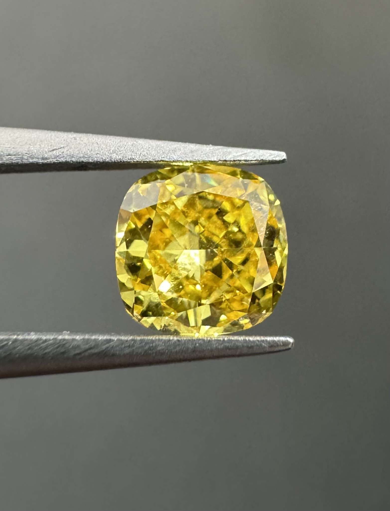 Diament 0.42 ct Fancy Vivid Orangey Yellow/VS2