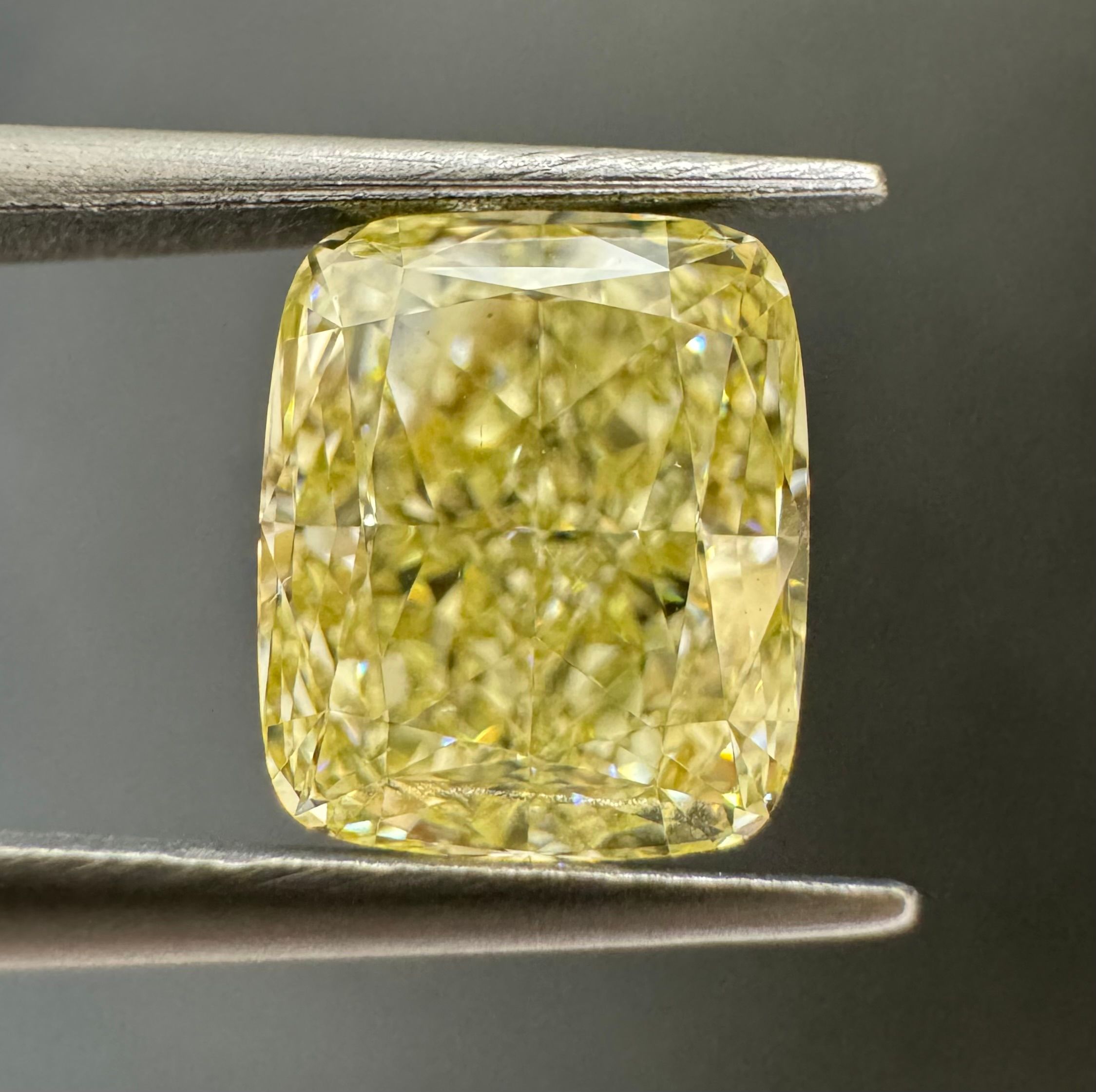 2.07 ct Cushion Brilliant diamond