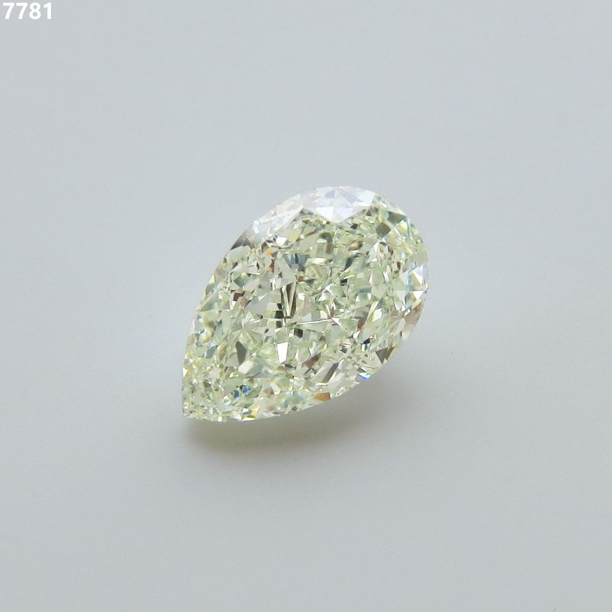 Diament 3.01 ct Fancy Light Yellow Green/VS2