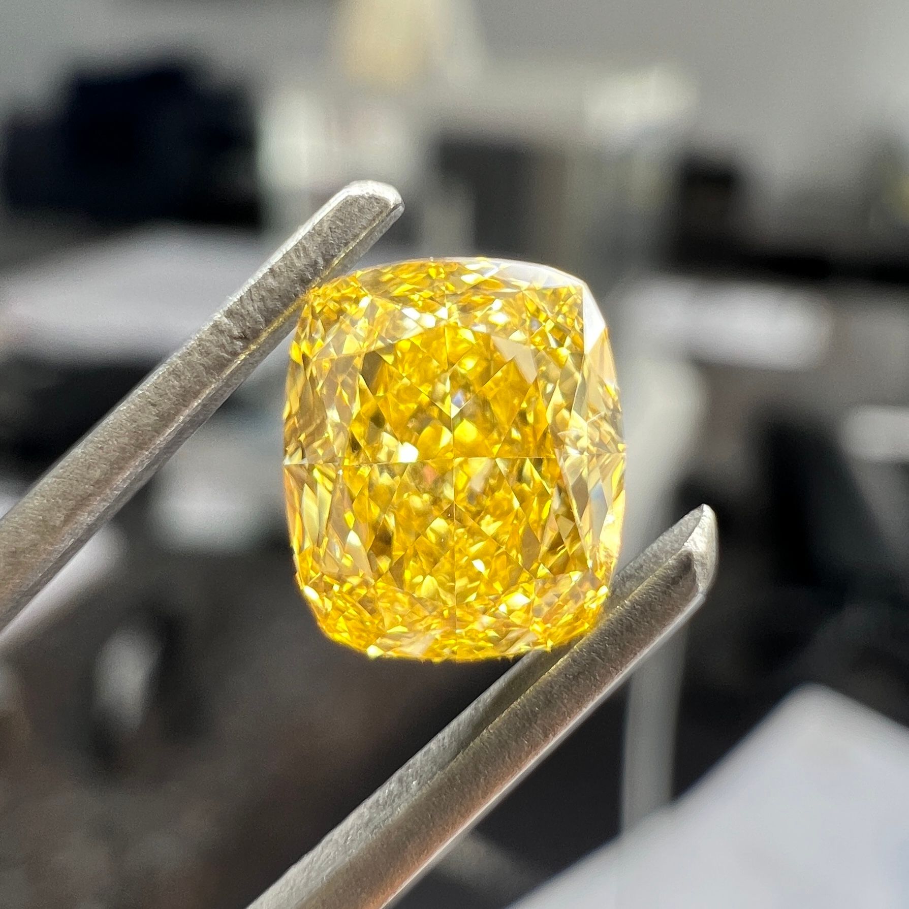 Diament 0.8 ct Fancy Intense Orangey Yellow/VVS2
