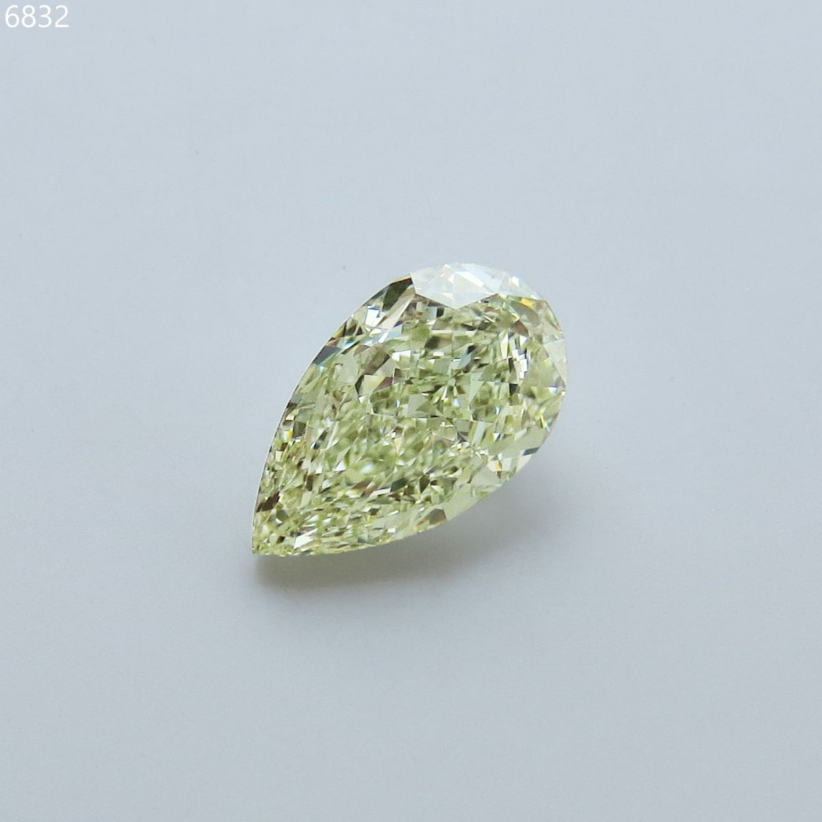 Diament 2.03 ct Fancy Light Greenish Yellow/VS2