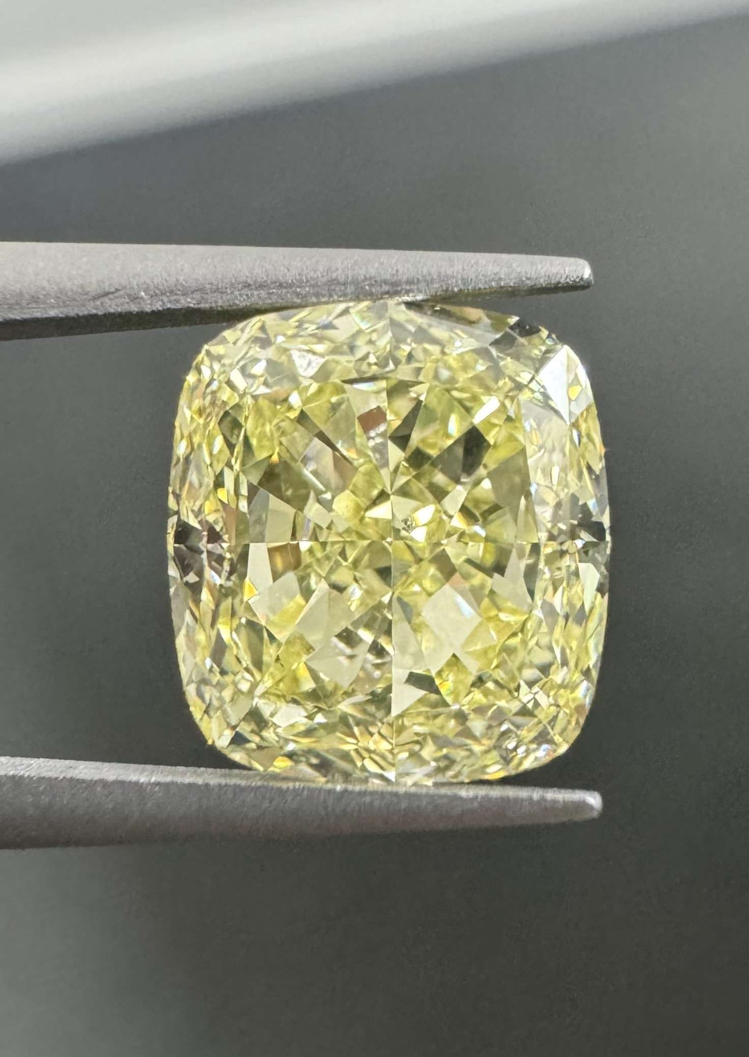 Diament 2.51 ct Fancy Yellow/VVS1