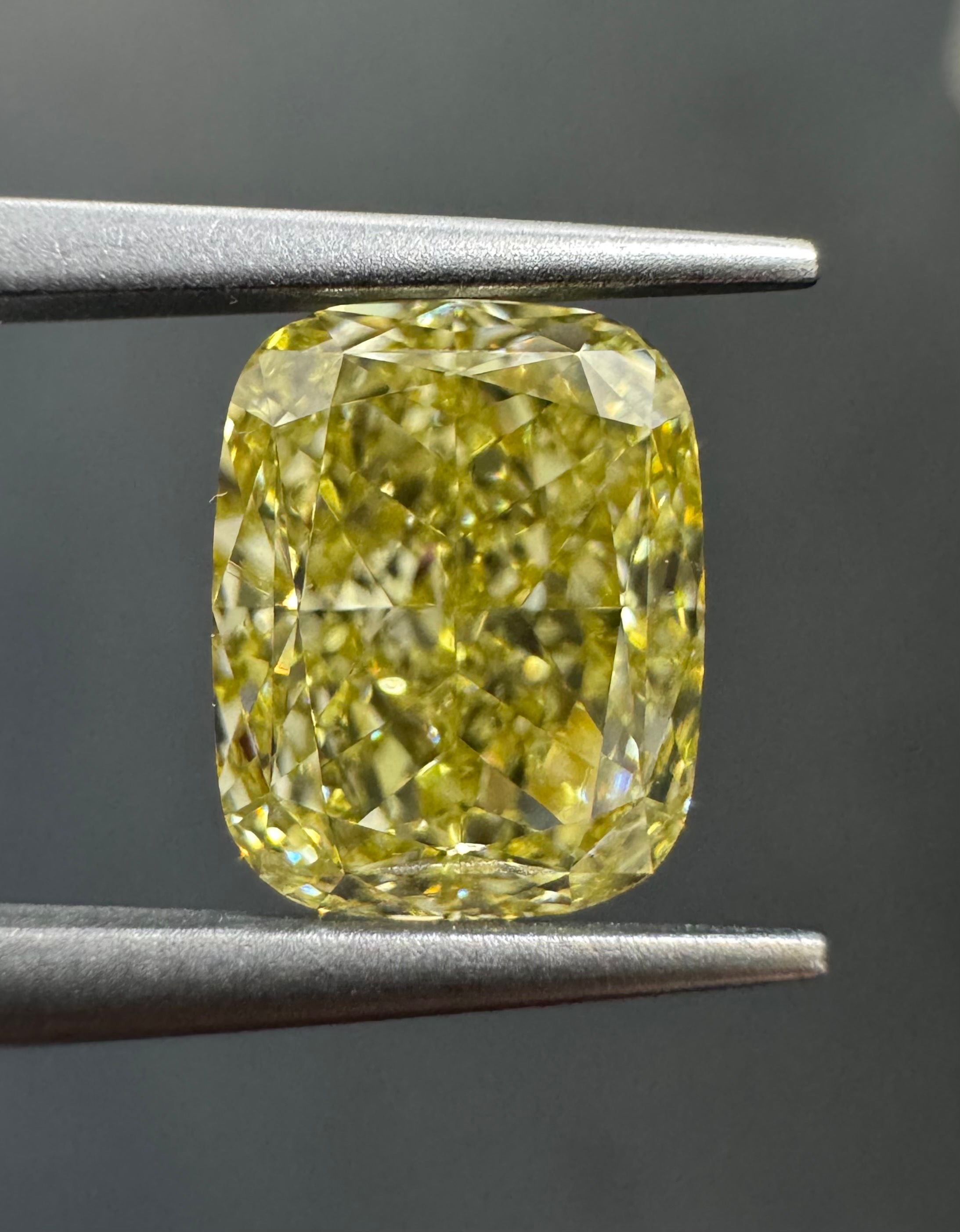 2.01 ct Cushion Brilliant diamond