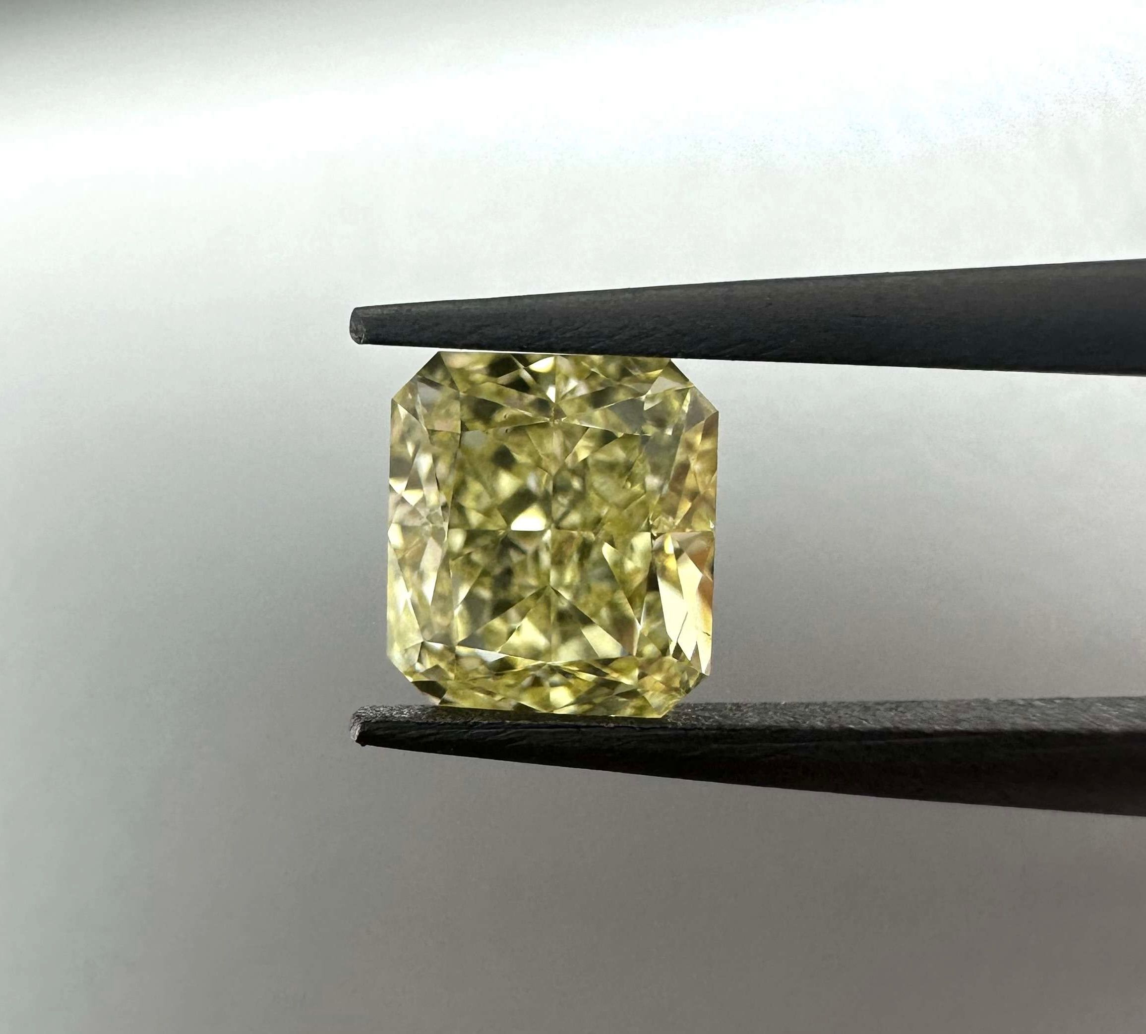 Diament 0.7 ct Fancy Intense Yellow/VS2