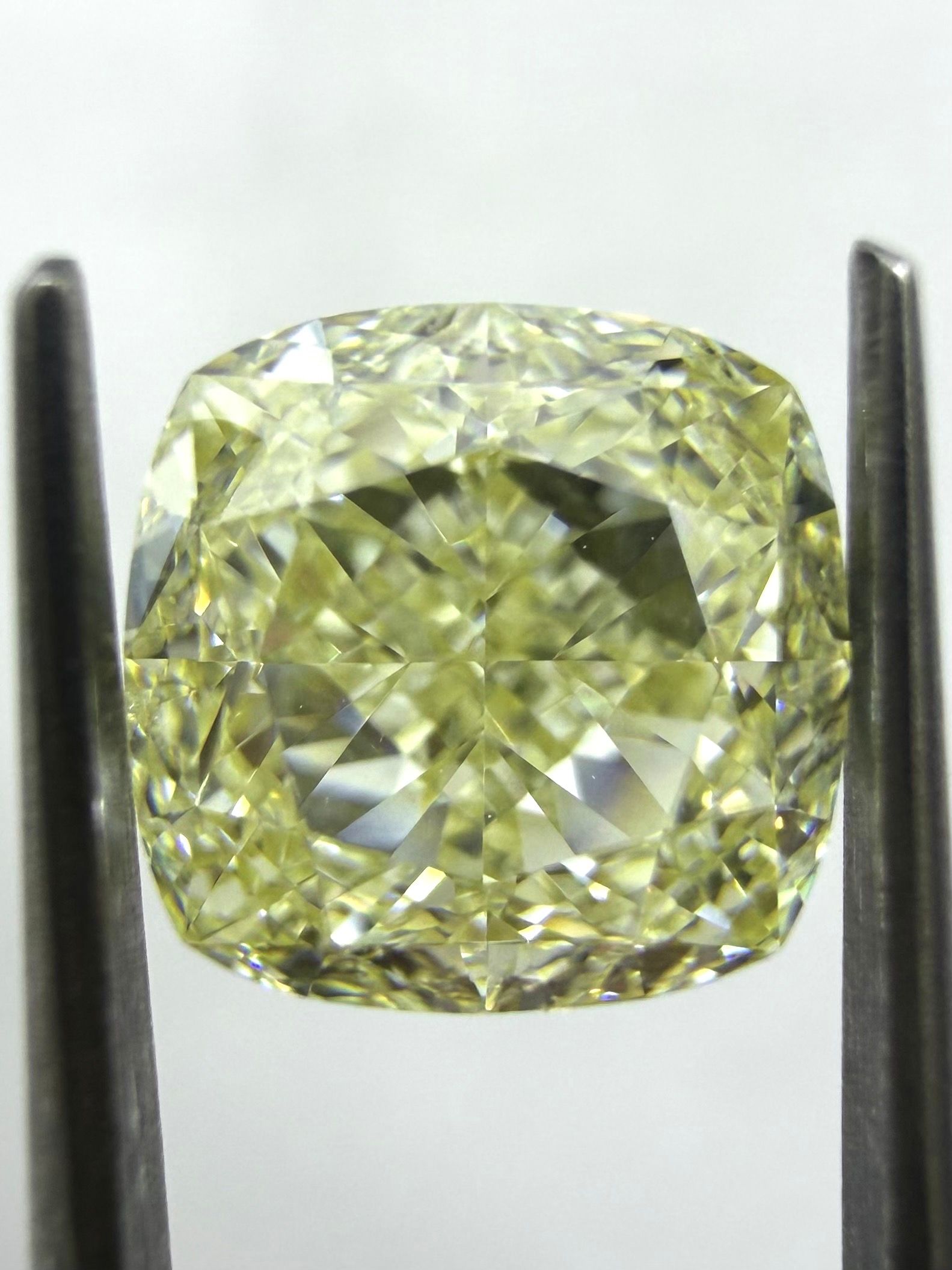 2.01 ct Cushion Brilliant diamond