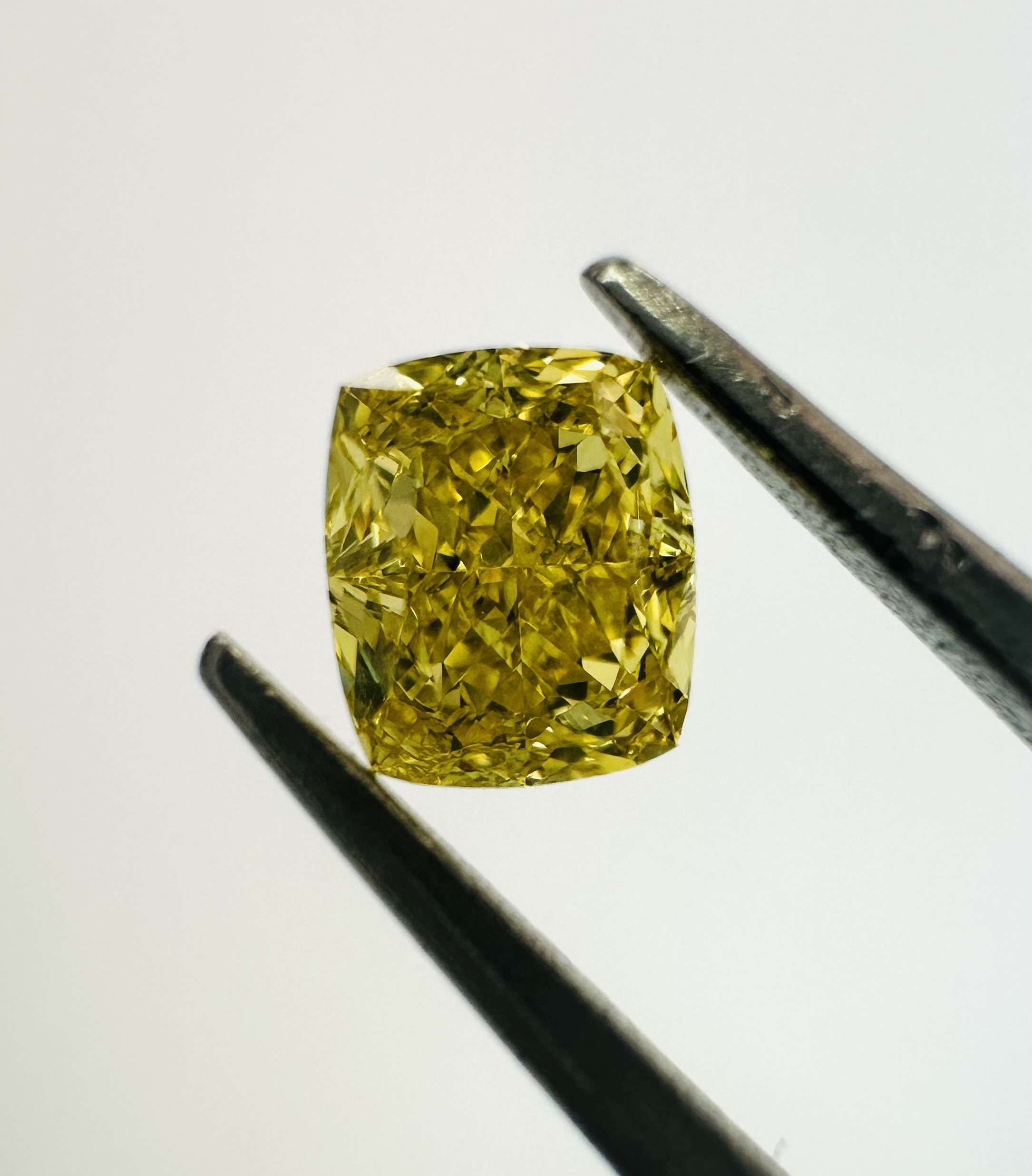 Diament 0.6 ct Fancy Vivid Yellow/VS2