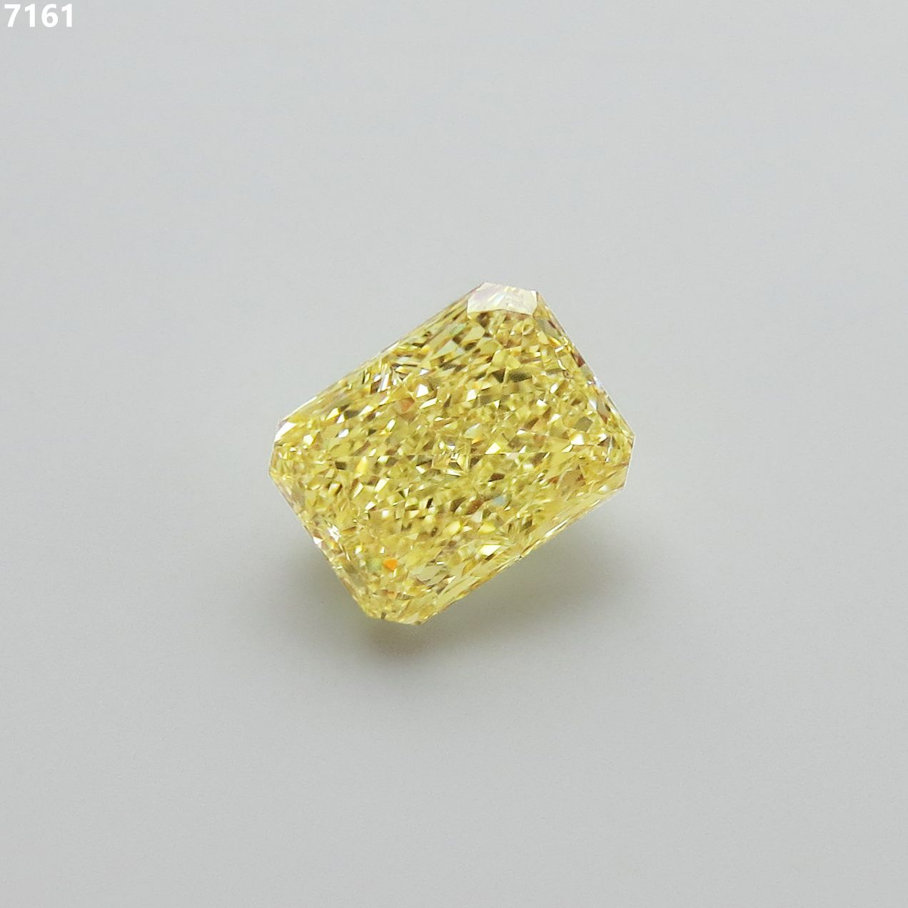 Diament 2.15 ct Fancy Yellow/IF