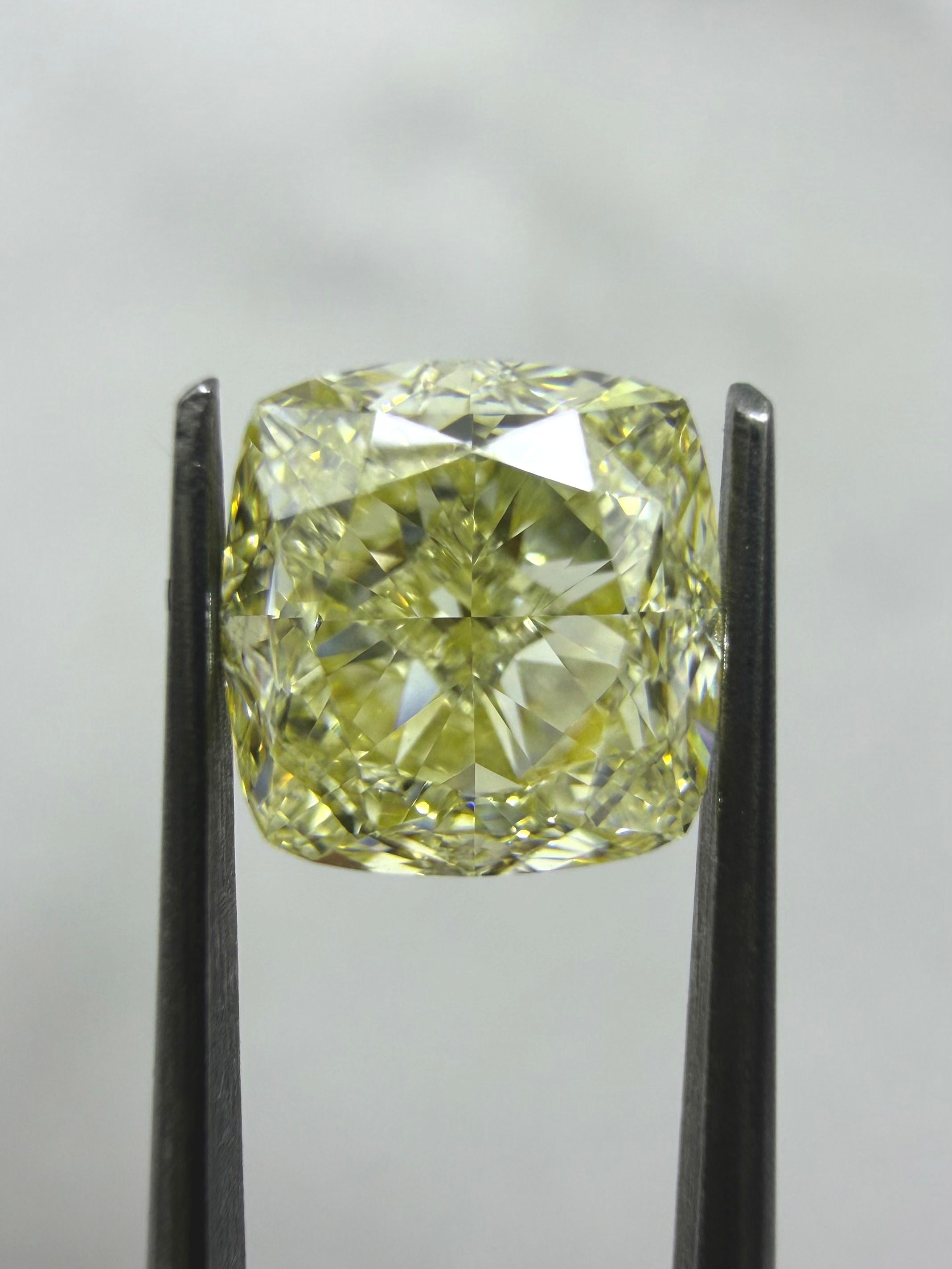 2.01 ct Cushion Brilliant diamond