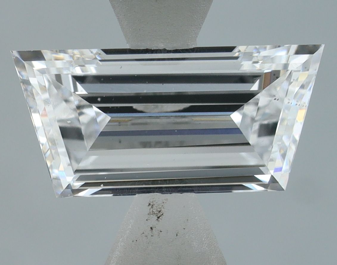 1.05 ct lab-grown Tapered baguette Diamond
