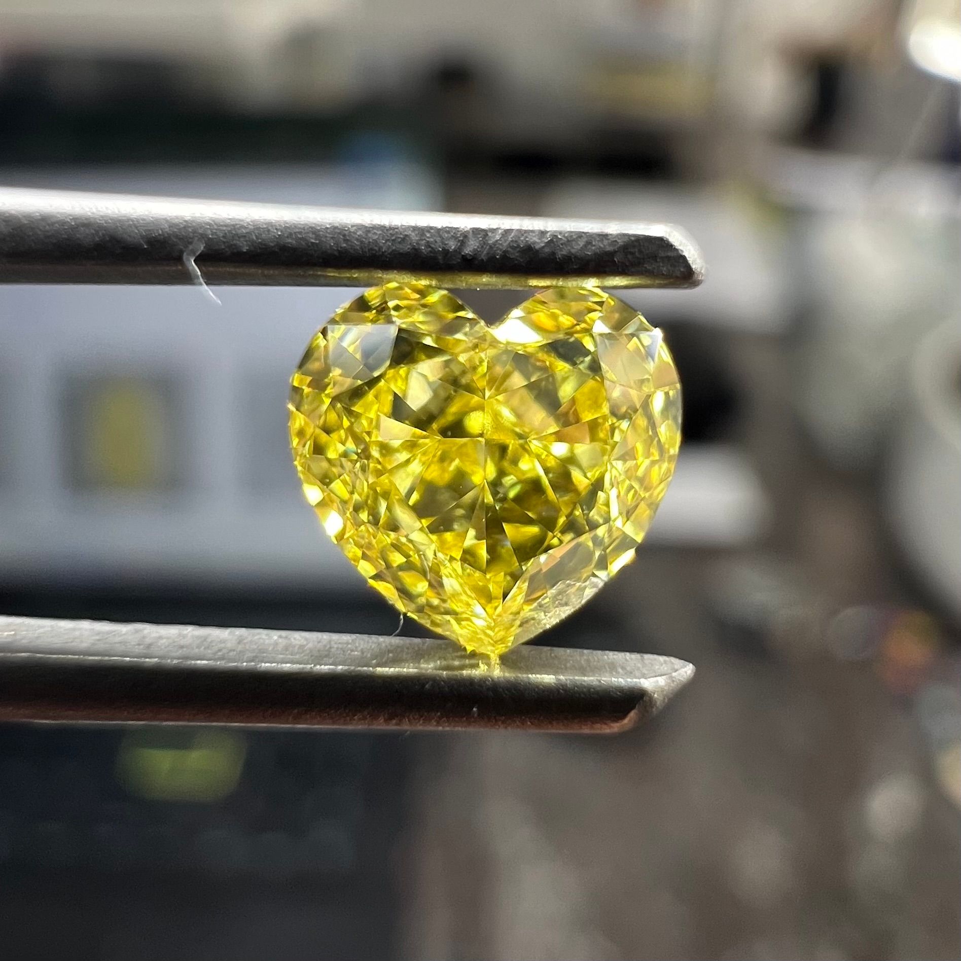 Diament 0.69 ct Fancy Intense Yellow/VS2