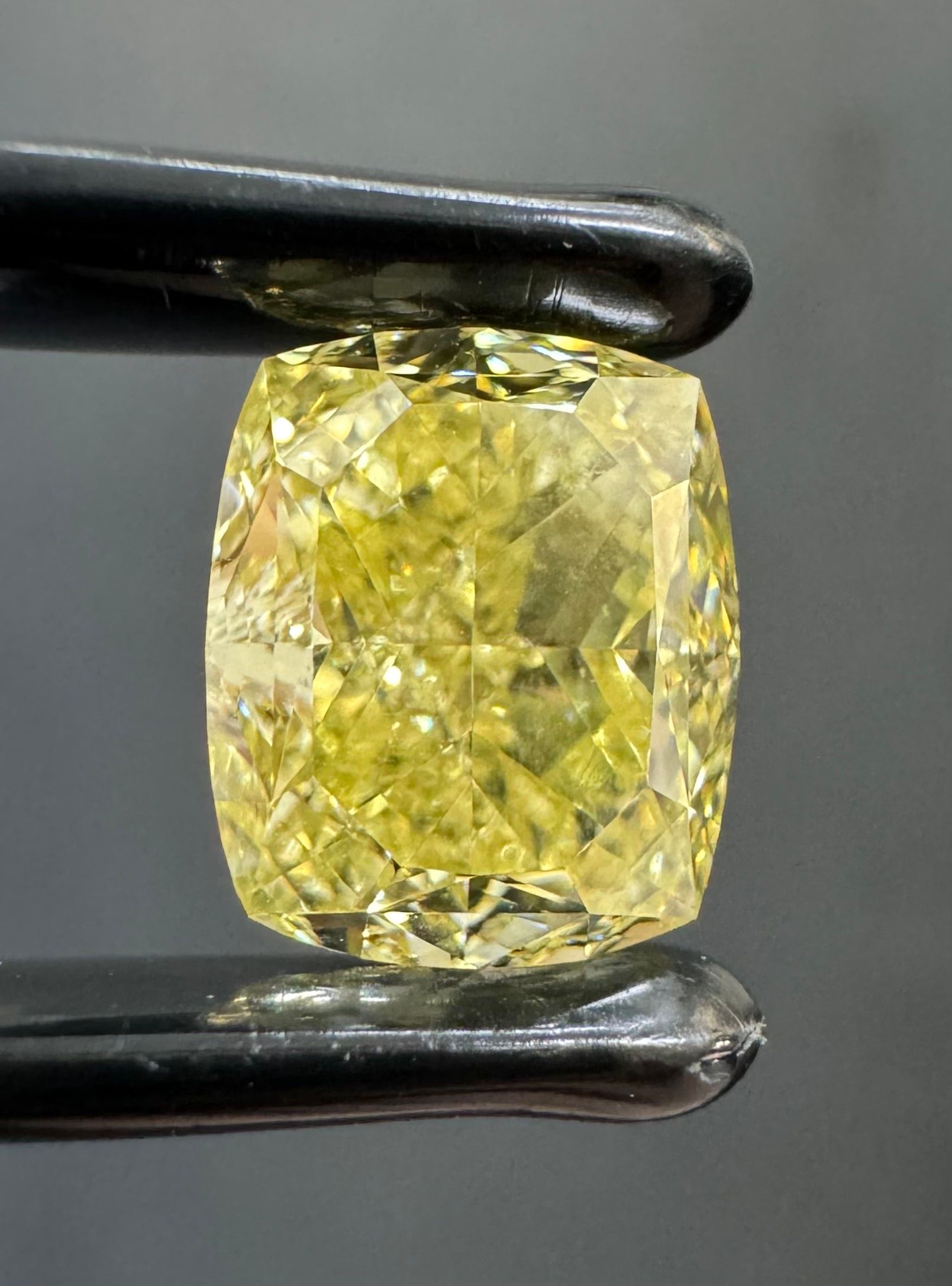 3.05 ct Cushion Brilliant diamond