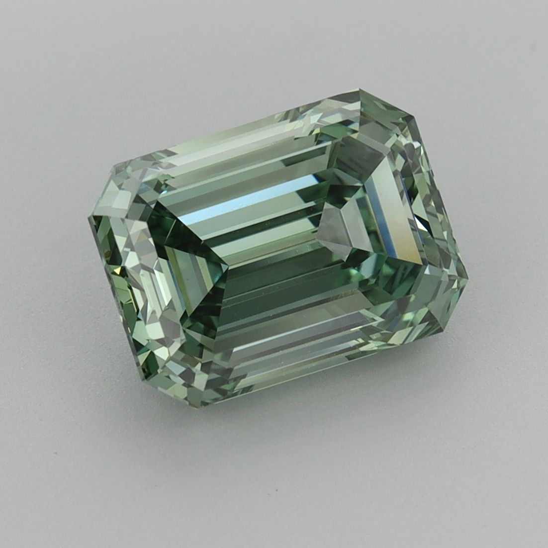 3.07 ct Emerald diamond