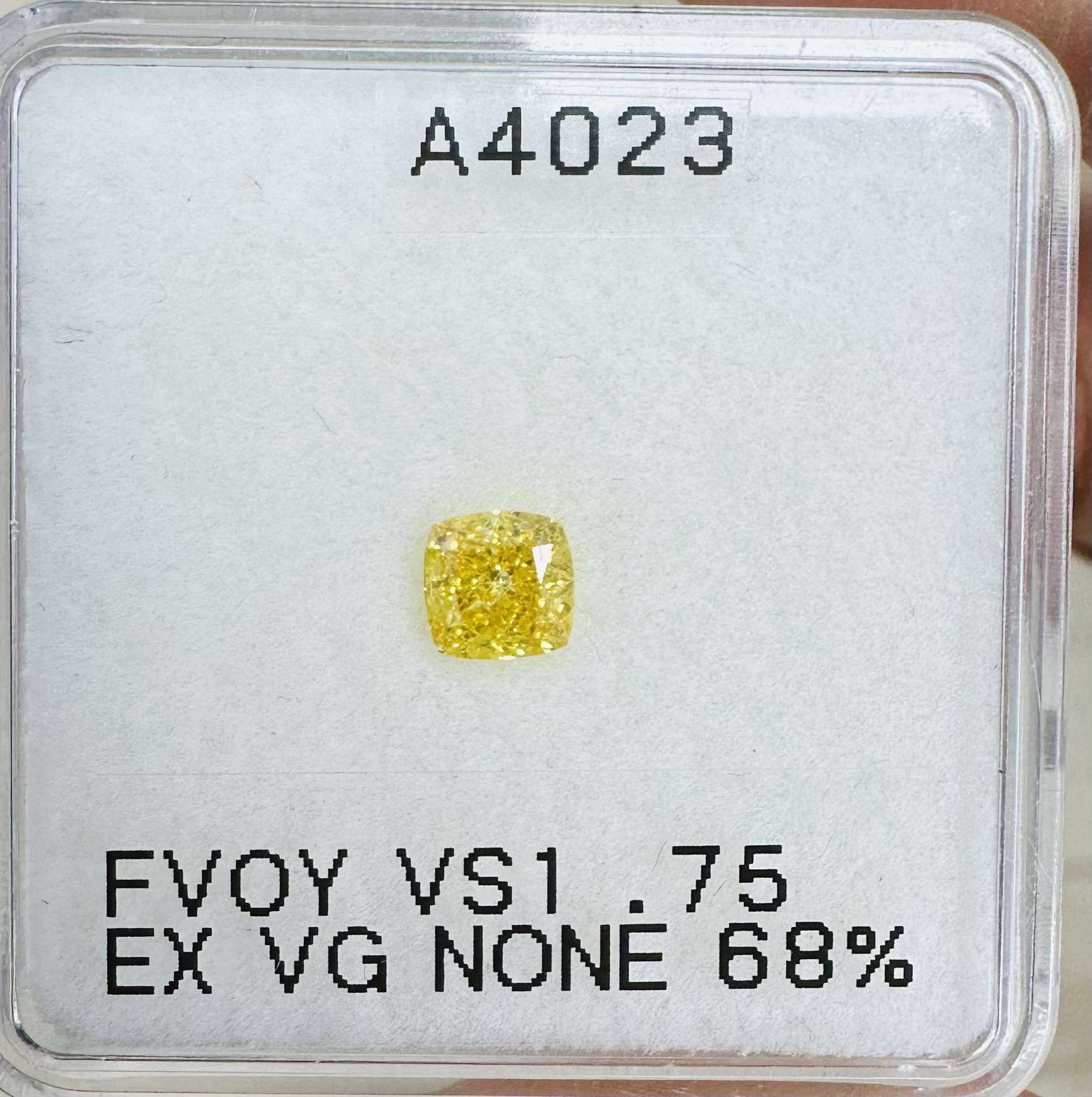 Diament 0.75 ct Fancy Vivid Orangey Yellow/VS1
