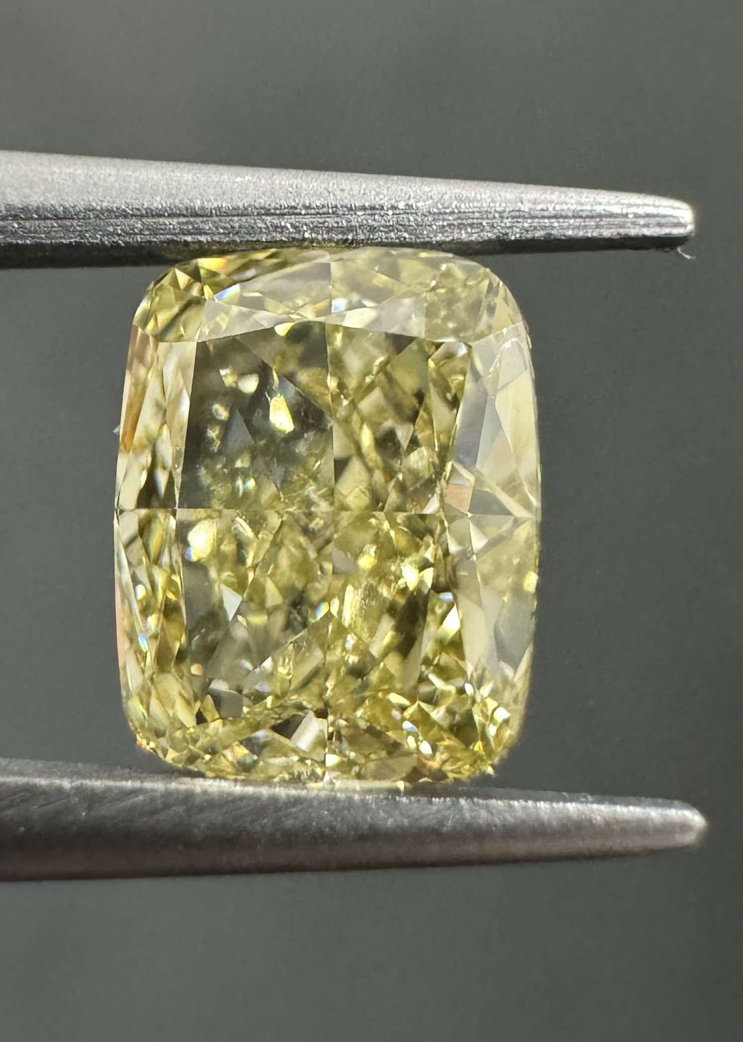 1.25 ct Cushion Brilliant diamond