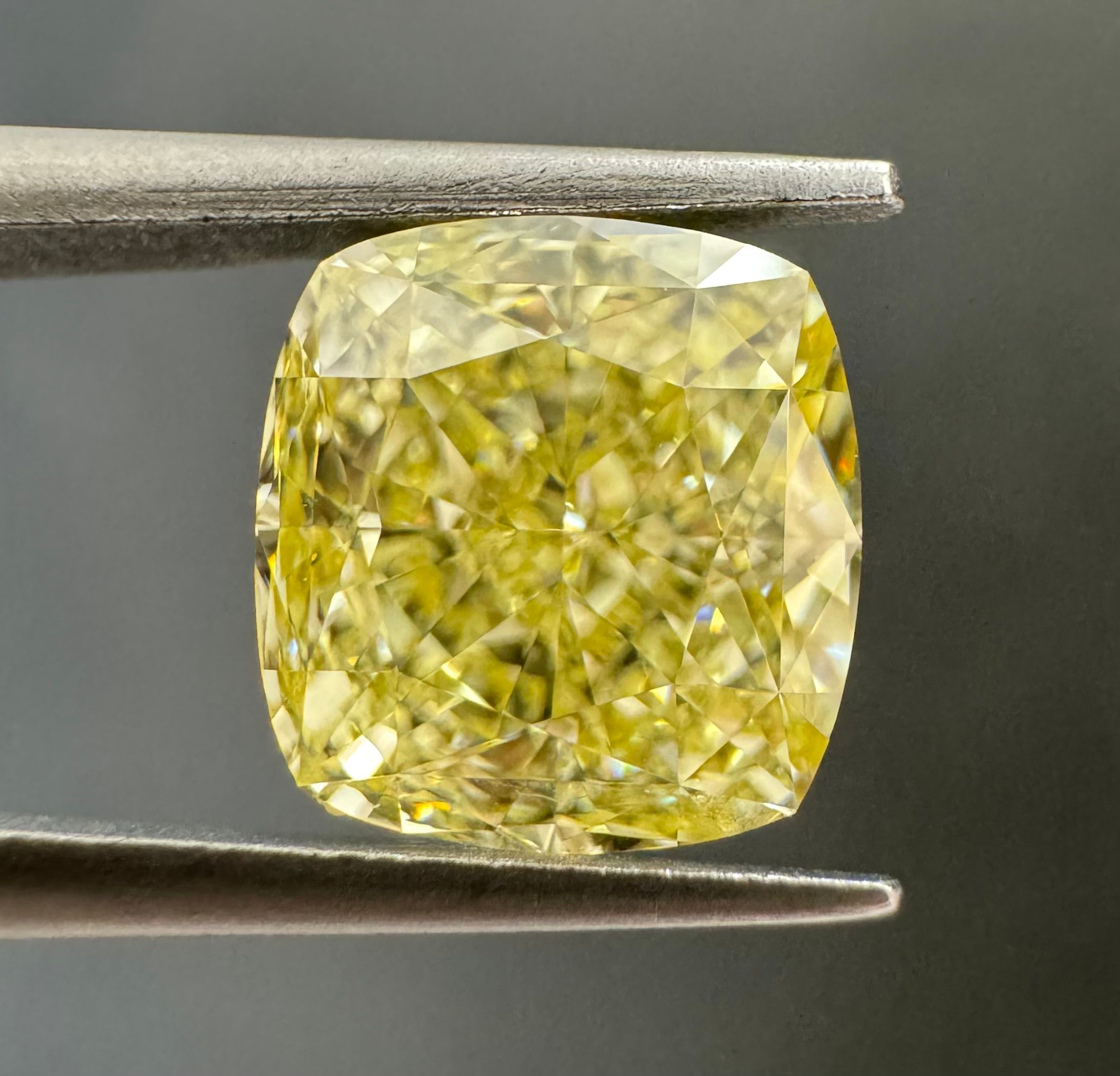 2.22 ct Cushion Brilliant diamond