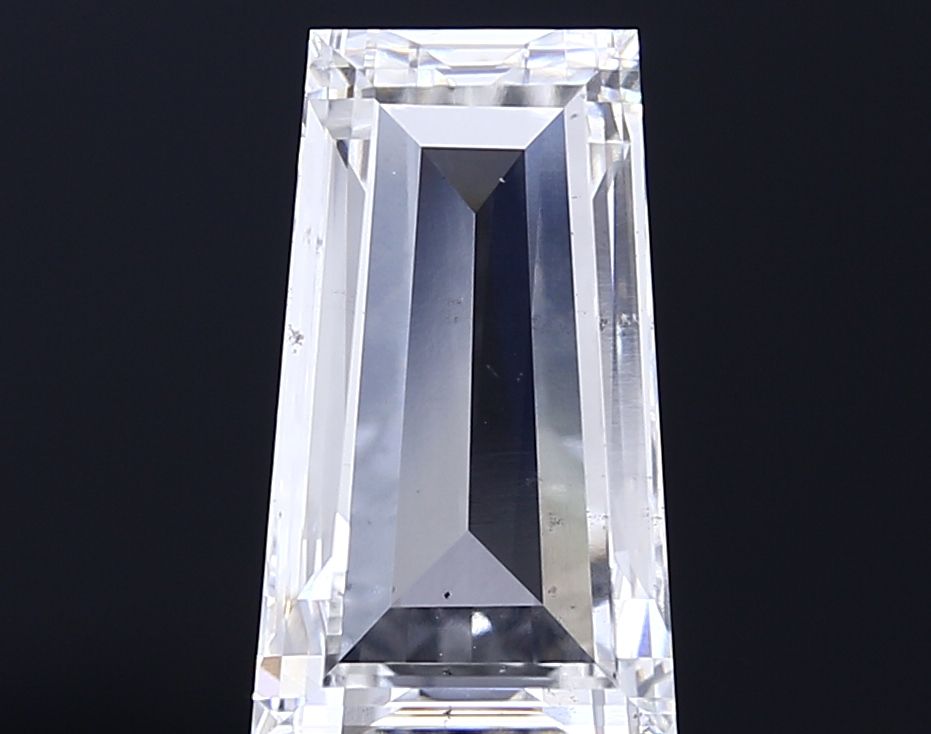 4.38 ct lab-grown Tapered baguette Diamond