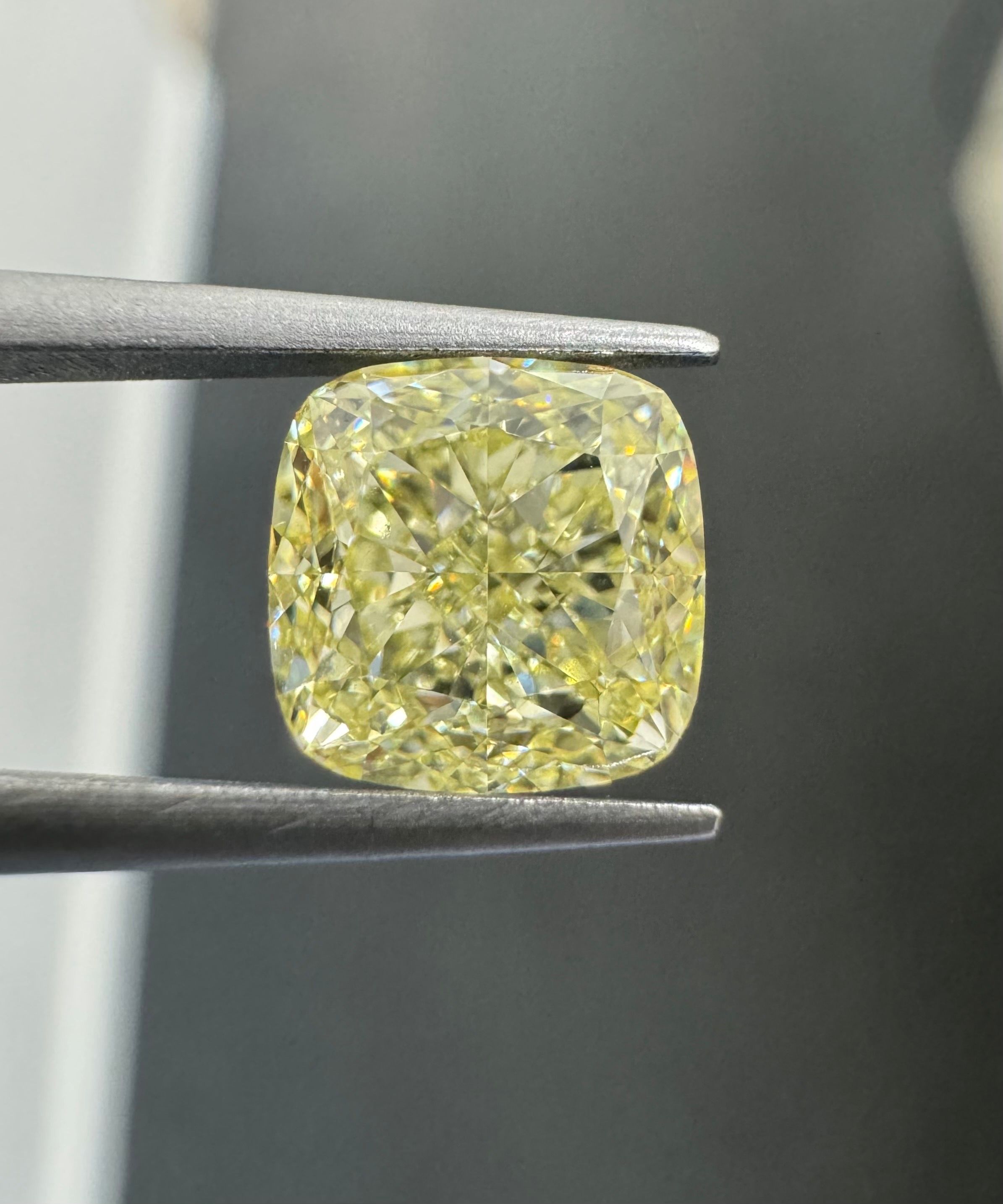 2.02 ct Cushion Brilliant diamond