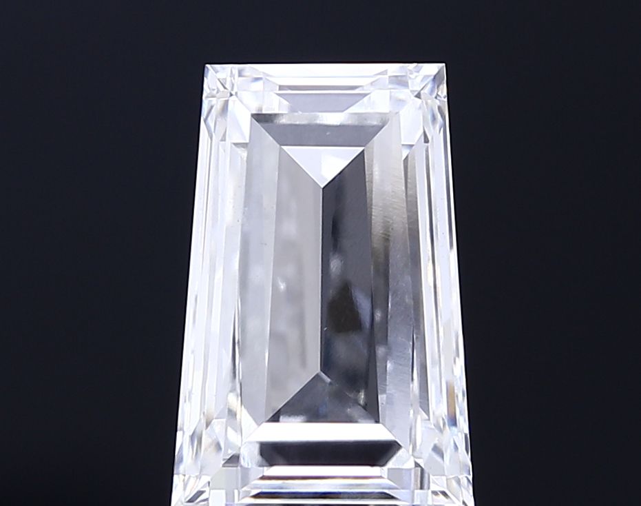 4 ct lab-grown Tapered baguette Diamond