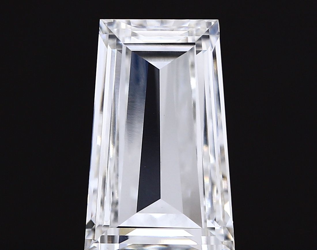 4.68 ct lab-grown Tapered baguette Diamond