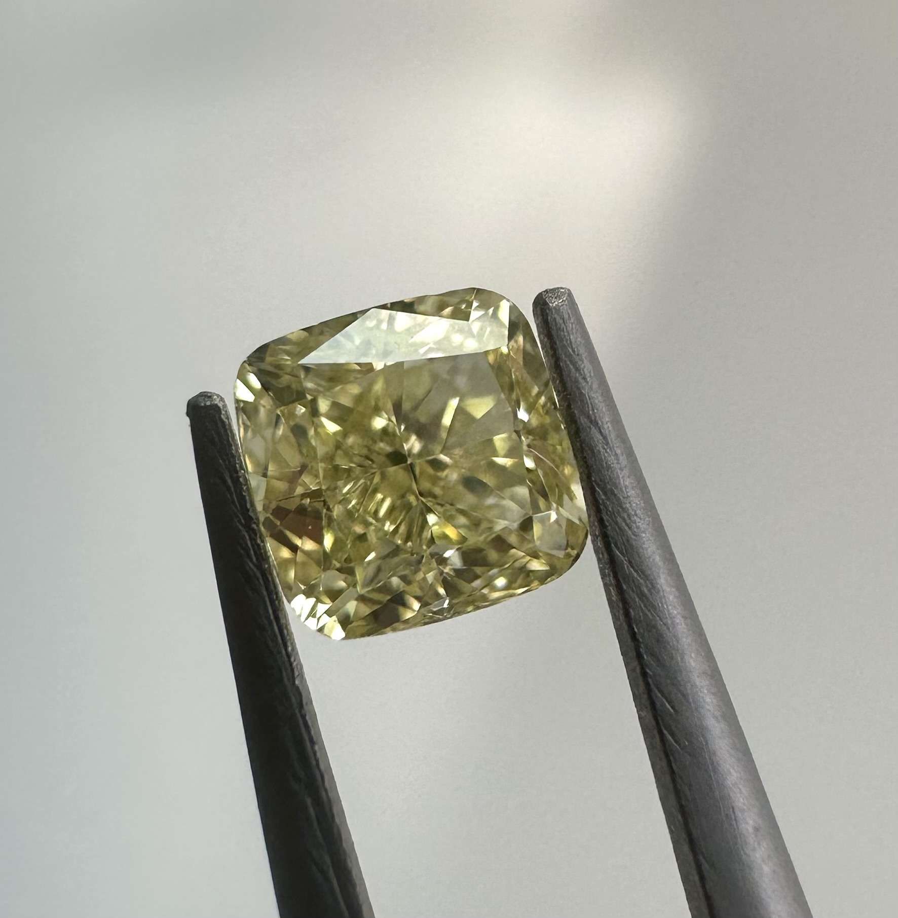 Diament 0.39 ct Fancy Yellow/VS1