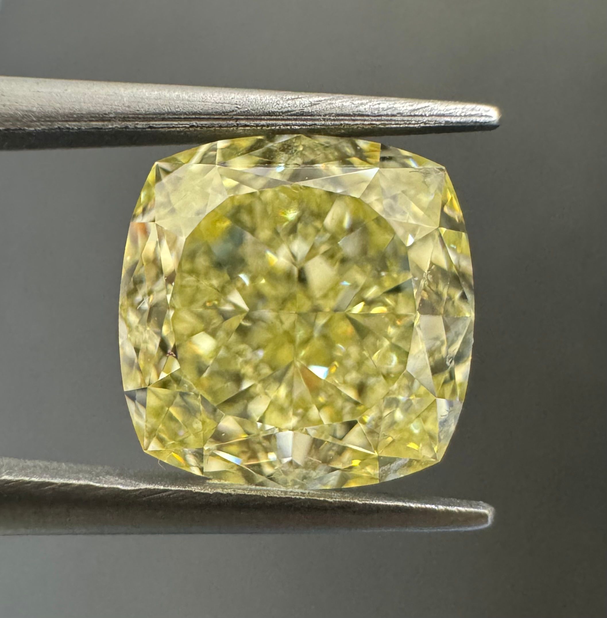 2.77 ct Cushion Brilliant diamond