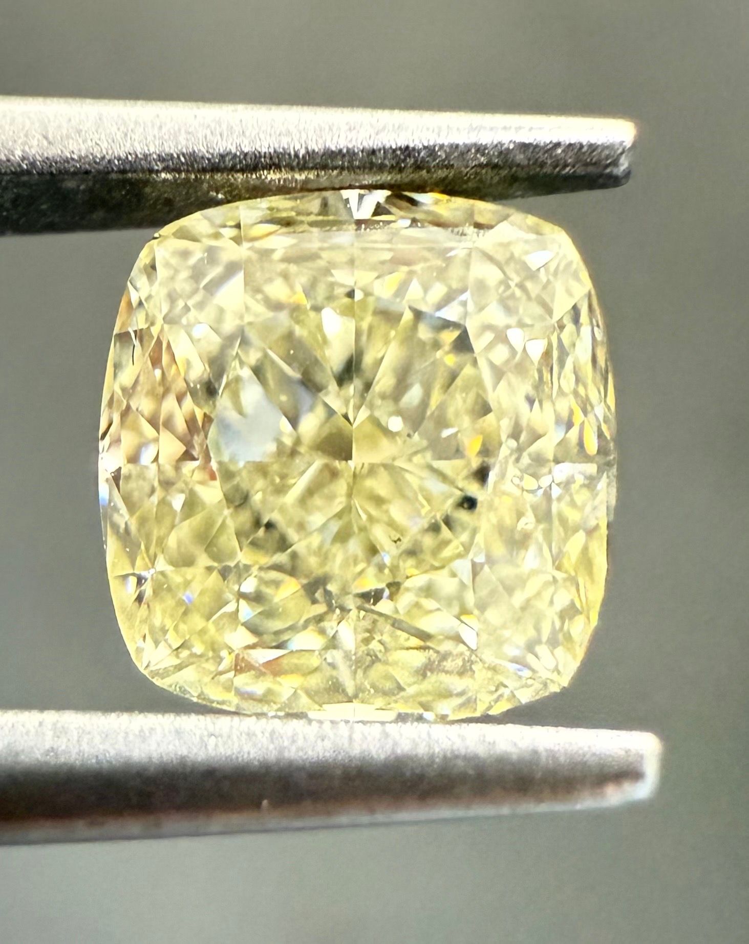 1.10 ct Cushion Brilliant diamond