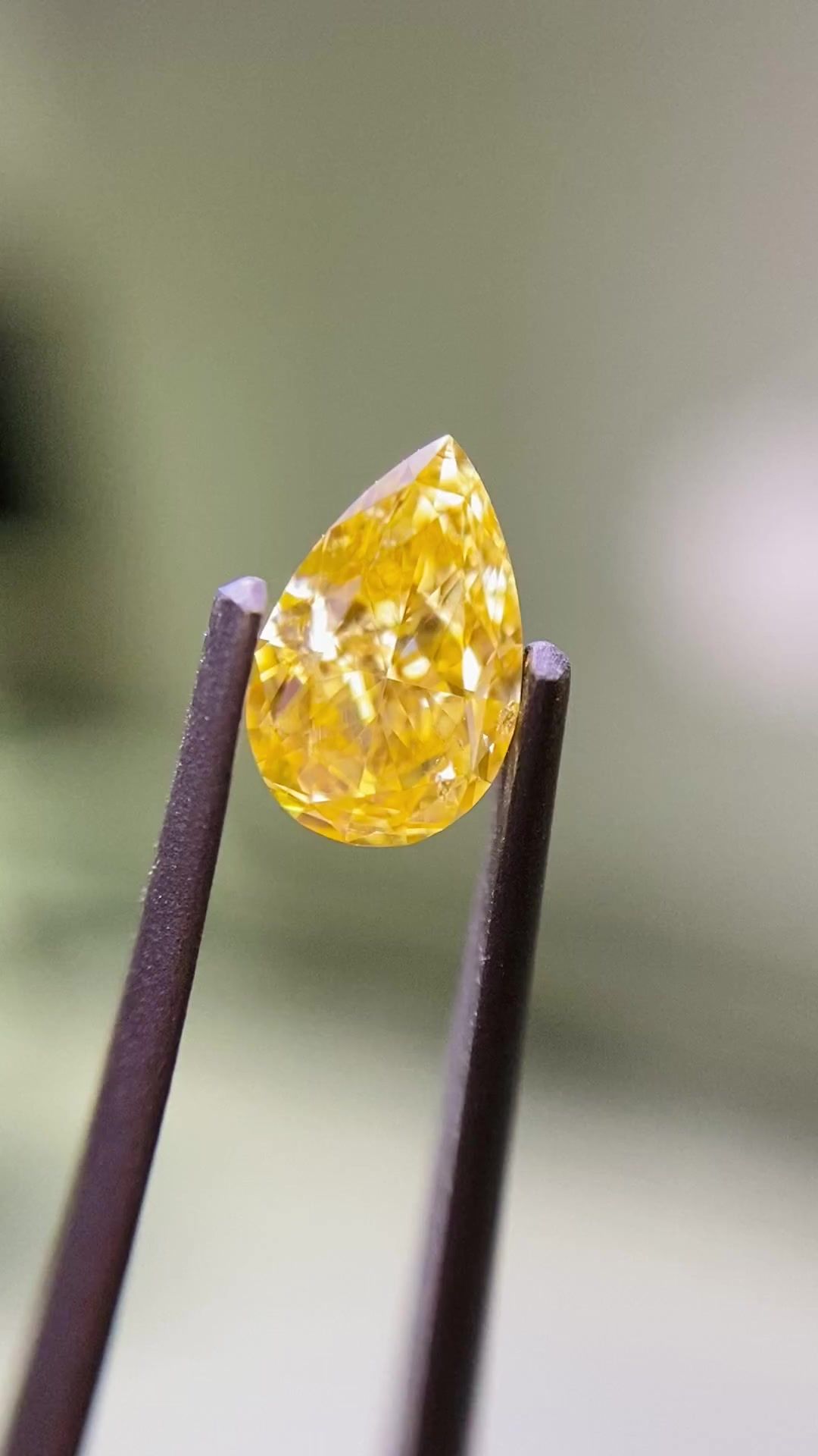 Diament 0.5 ct Fancy Intense Orangey Yellow/SI2