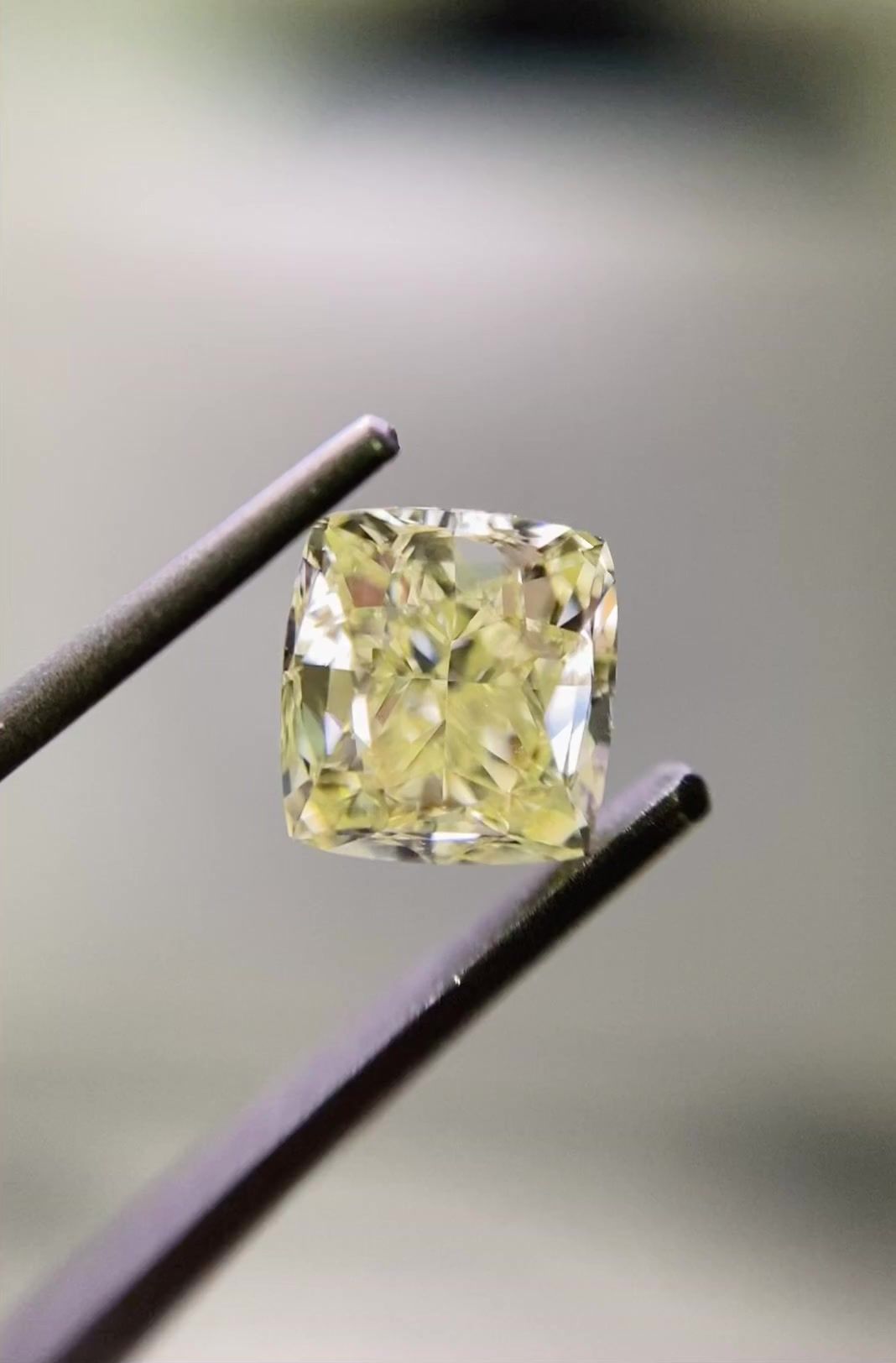 Diament 1.0 ct Fancy Light Yellow/SI2