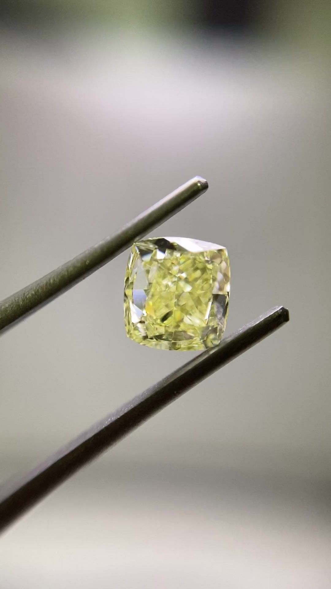 Diament 1.0 ct Fancy Light Yellow/VS1