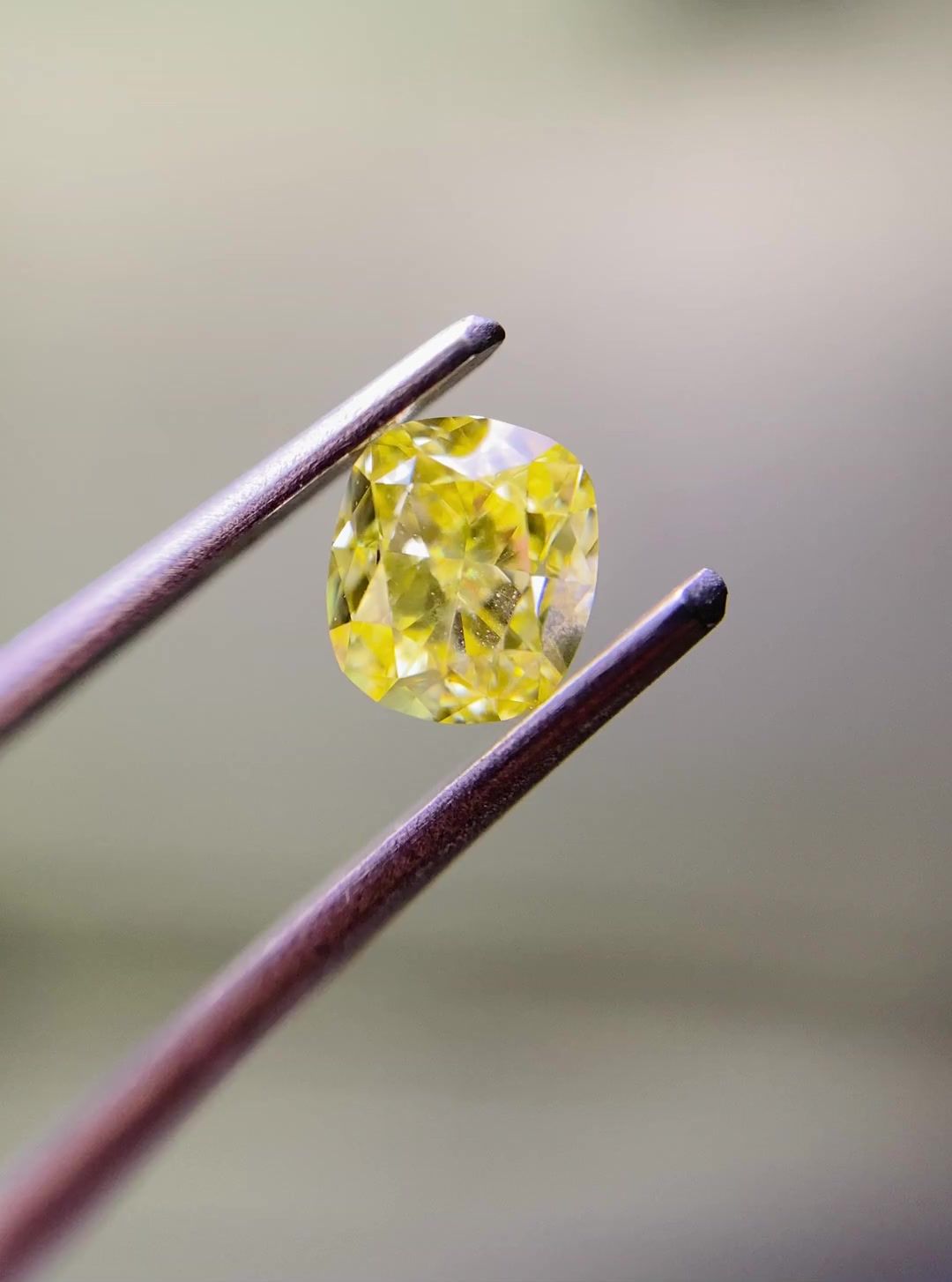 Diament 0.5 ct Fancy Intense Yellow/VS2
