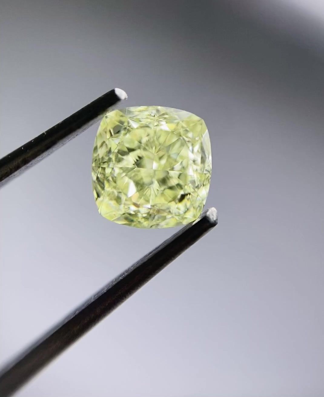 Diament 1.01 ct Fancy Light Yellow/SI1