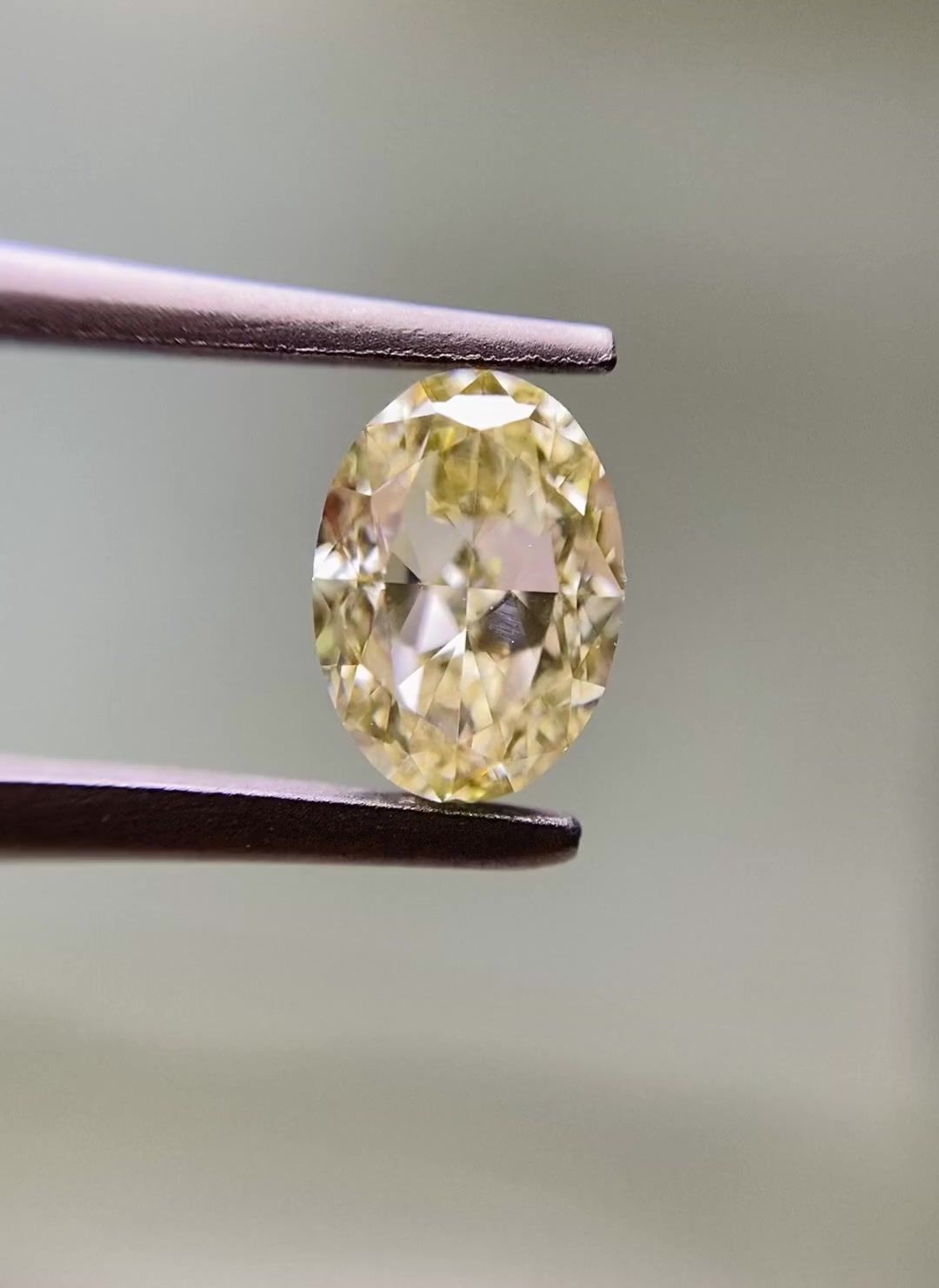 Diament 1.01 ct Fancy Light Brownish Yellow/VS2