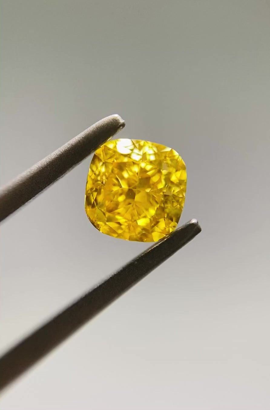 Diament 0.6 ct Fancy Vivid Orangey Yellow/SI1