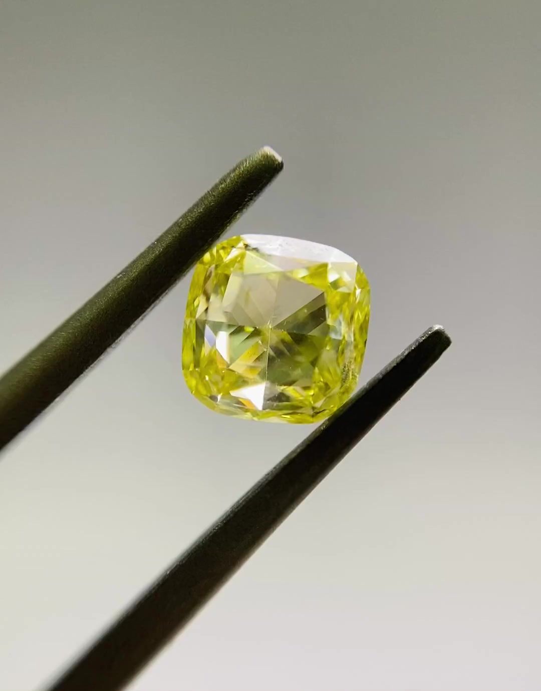 Diament 1.01 ct Fancy Intense Yellow/SI2