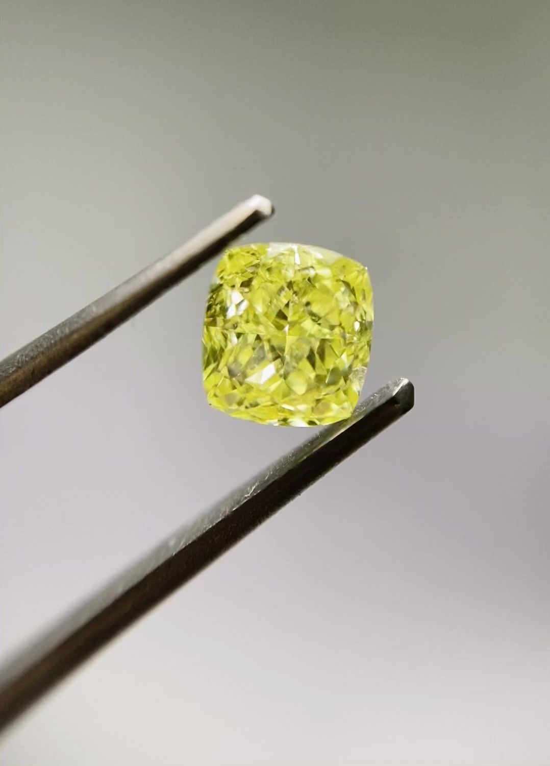 Diament 0.61 ct Fancy Yellow/SI1
