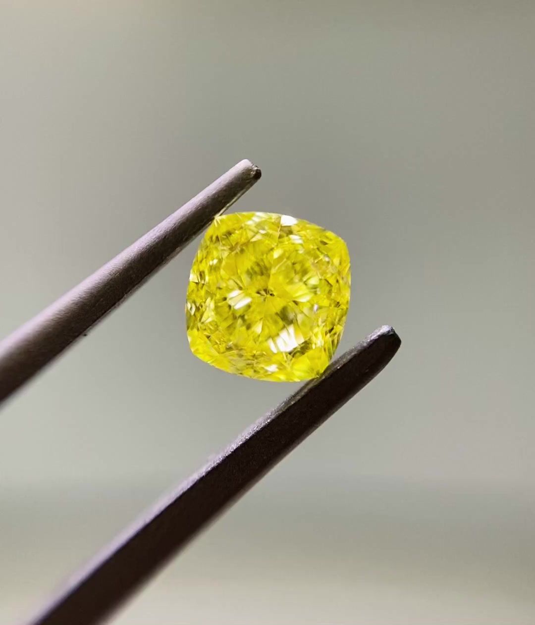 Diament 0.7 ct Fancy Intense Yellow/SI1