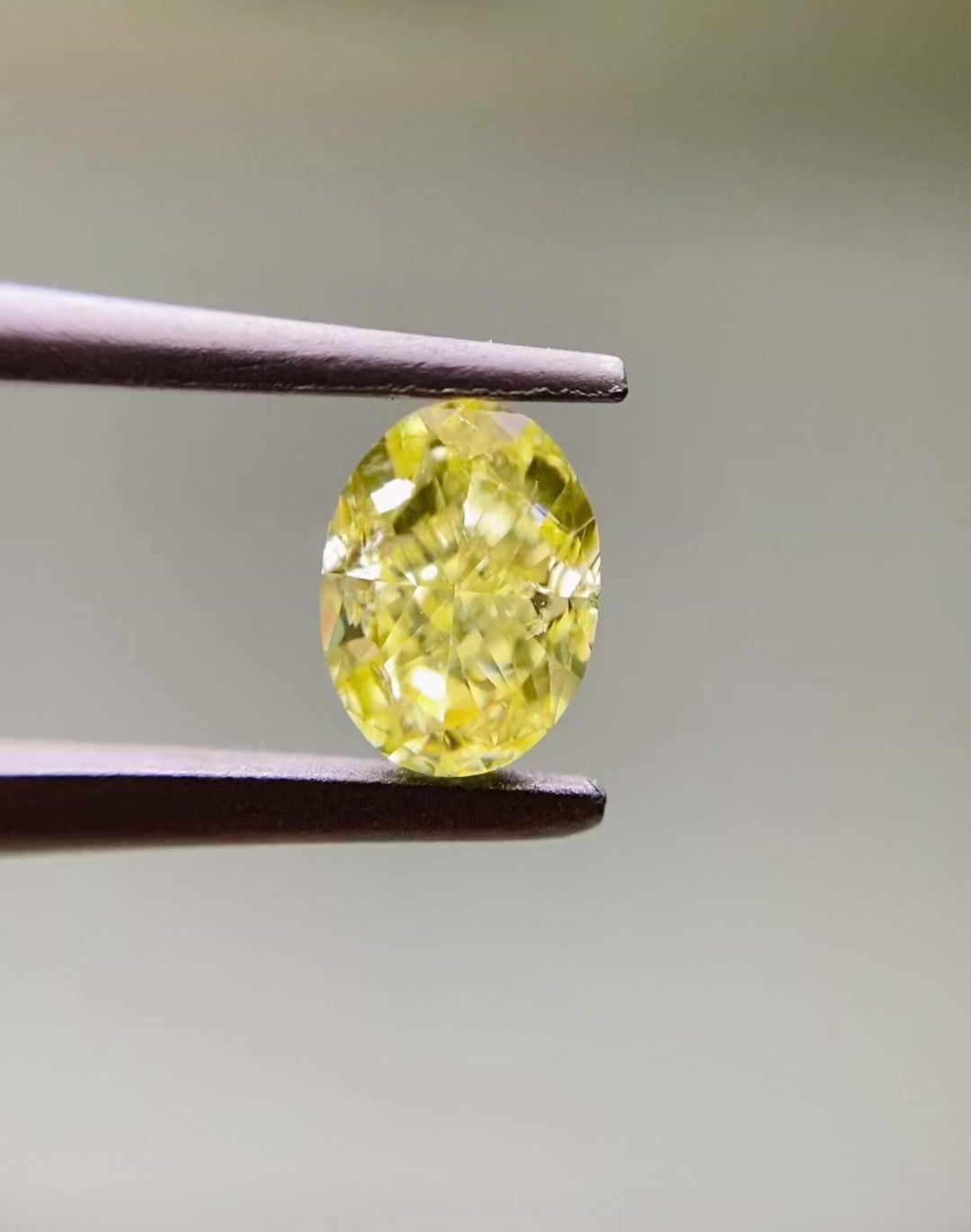 Diament 0.7 ct Fancy Intense Yellow/SI2